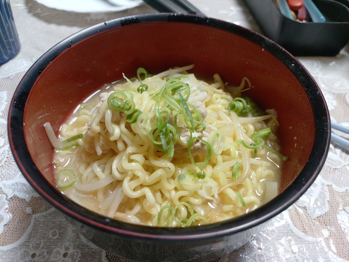 higesaru23's tweet photo. 今夜は味噌ラーメン鍋。
味噌汁＋鶏ガラスープの素でラーメンっぽく。具材は何でもあり。キャベツ､もやし､玉ねぎ、豚肉。後でワカメと薄揚げも入れよう！ https://t.co/u8sxLh7IRU