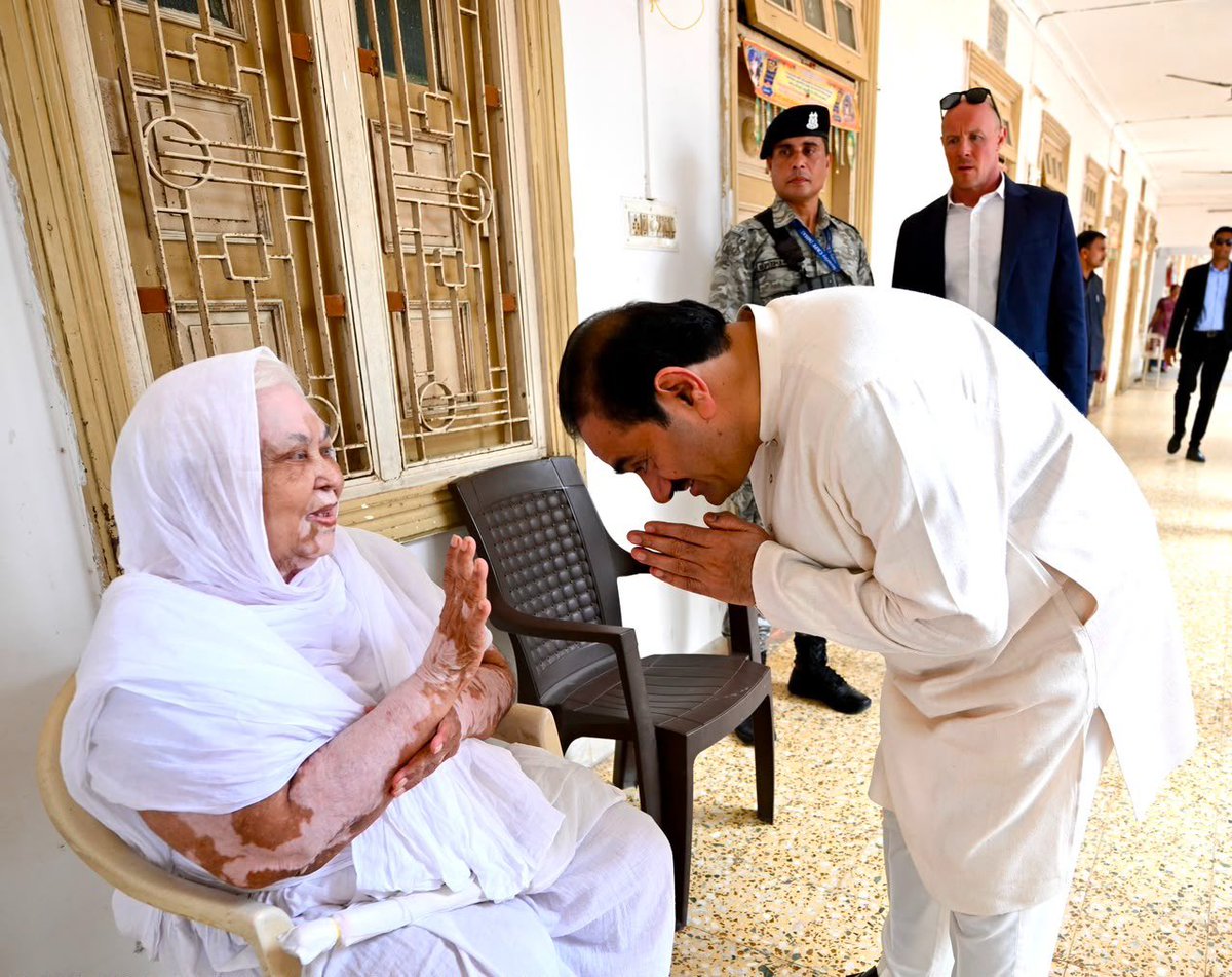 gautam_adani's tweet photo. पवित्र महुडी जैन तीर्थ में आज प्रीति, करण और परिधि के साथ दर्शन का सौभाग्य मिला।

जीवन में कुछ क्षण ऐसे आते हैं जब मन सहज ही कृतज्ञता से झुक जाता है। आस्था के लिए, हर परीक्षा में मिली शक्ति के लिए और उन आशीर्वादों के लिए कृतज्ञ हूं जो हमें निरंतर आगे बढ़ने की प्रेरणा देते हैं।

जैन धर्म का अहिंसा, आत्म-अनुशासन और करुणा का शाश्वत संदेश हमें याद दिलाता है कि सच्ची शक्ति भीतर से आती है।

सभी की शांति, समृद्धि और कल्याण के लिए प्रार्थना की। 🙏