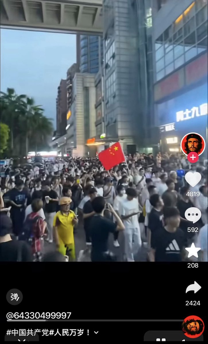 wangcailian's tweet photo. 一个组织扛着国旗殴打女人，这和纳粹没有任何区别。

别的国家有人上街游行，是为了争取民主、自由和人权。谁能想到，中国人上街游行、集结，甚至暴力打砸，居然是为了让女人嫁给自己、因为找不到女朋友？

这种理由居然也能成为上街游行、聚集闹事的理由，在全世界恐怕都是独一份，真的可以载入世界历史了。

共产党现在还没收拾极端incel游行组织。是不是说明一个组织越暴力，共产党反而越尊重它们？如果按照这个逻辑，那女人可真得好好学着点了！”