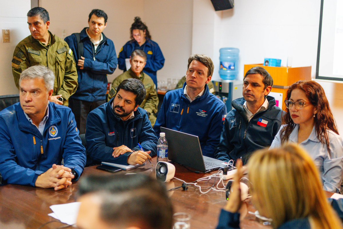 PresidenteKast's tweet photo. Estamos en Antofagasta, evaluando las consecuencias del sistema frontal que afectó a Tocopilla y otras localidades de la región. Junto al Gobernador, Delegada, Subsecretarios y autoridades nos reunimos en la mesa técnica en la Delegación Presidencial Regional para ver las acciones a seguir, una vez superada la emergencia inmediata.