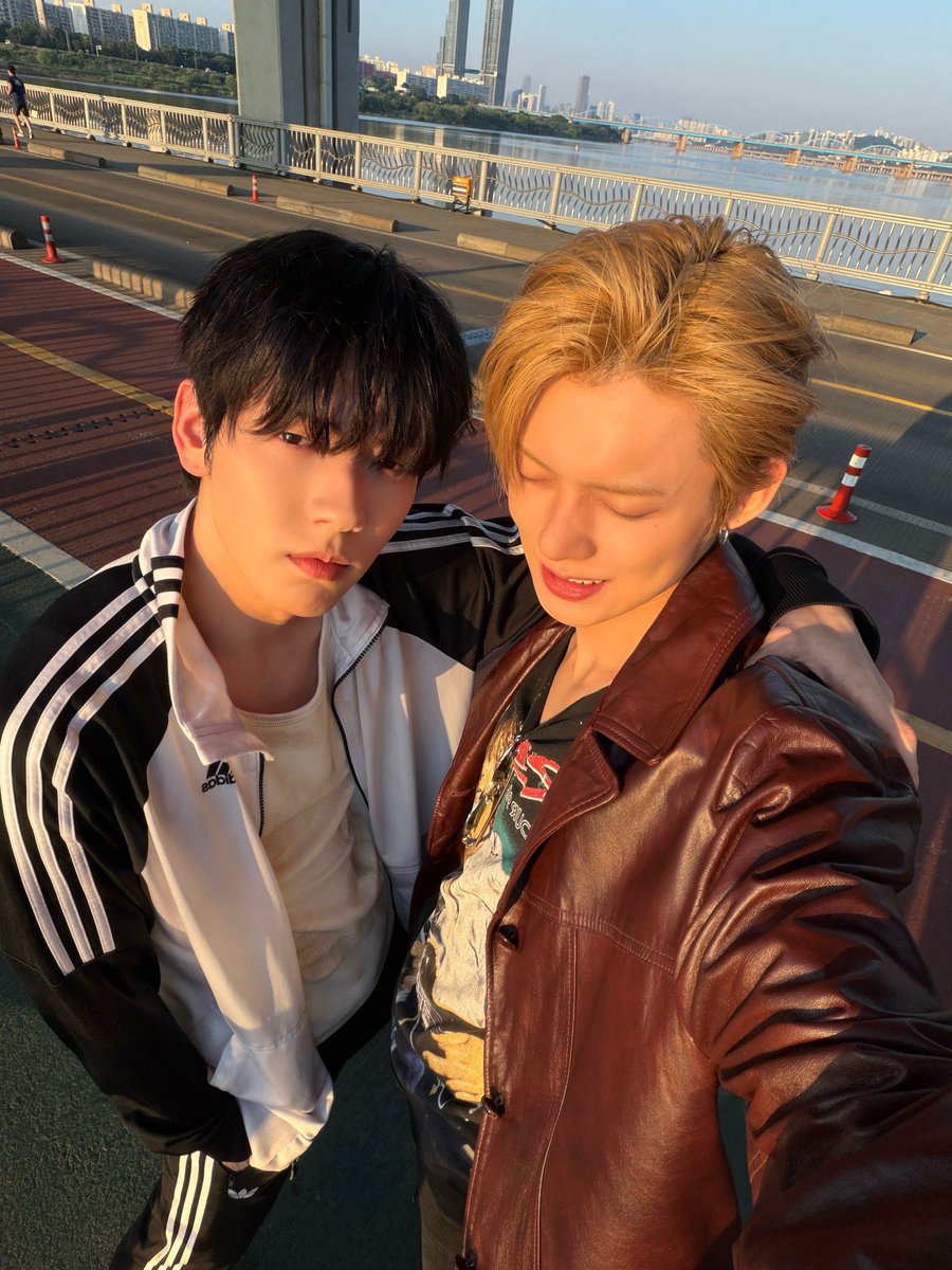 s__yk0's tweet photo. 毎回思うけどスビンくんがヨンジュンの肩抱くときのこの〝抱擁〟というよりもただの〝拘束〟なの面白すぎる。誰もあなたのヒョン盗らないよ。 https://t.co/GyL7ltykmq