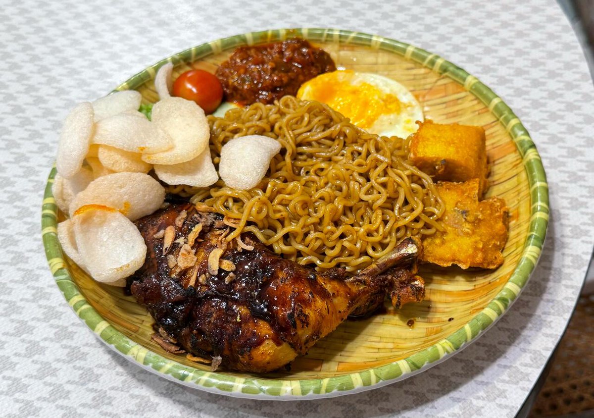 homevsfastfood's tweet photo. [i ate] Indomie Ayam Bakar Kecap
#Indomie #AyamBakar #Kecap #MieGoreng #FoodLovers #homecooking #food #recipes #foodpic #foodie #foodlover #cooking #hungry #goodfood #homecookingvsfastfood https://t.co/ScHxH3ORGv