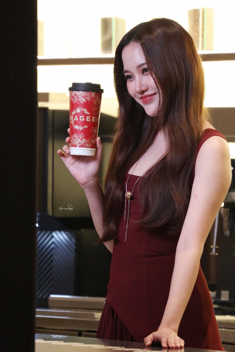 Littlegouy's tweet photo. นี่คิดว่าตัวเองชอบสีแดง

จริงๆแล้วชอบฟรีน 🫪

FREEN X CHAGEE EVENT
#CHAGEEwithFREEN
#CHAGEEFlavourInHarmony
#CHAGEELycheeRoseBlackTea https://t.co/bXe8m5ptyD