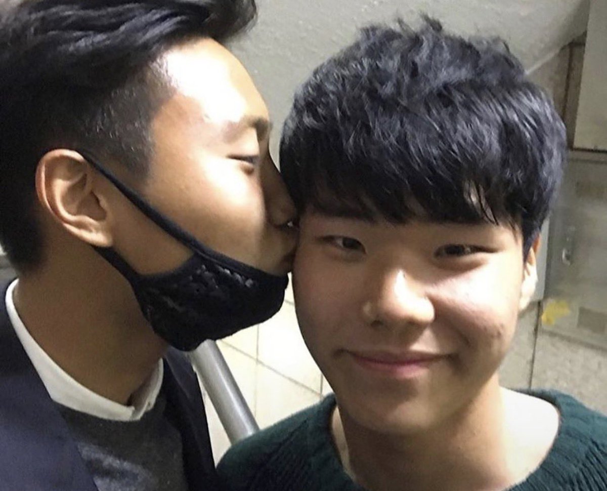 2iidoo's tweet photo. #황밳 
밳슩오 평소 다른 춗섡들이랑 장난도 많이 치고 스킨쉽도 자주 함 어느 때와 같이 범귽이랑 장난치면서 뽀뽀하는 사진 남겨뒀는데 그날 저녁 같이 밥 먹다가 히챥이가 슩오 갤러리에서 사진 발견하고 집 다 뒤집어 엎음 그리고 같은 시각 범뽀네도 사진 발견한 뽀가 집에 불 한 번 낼듯 https://t.co/0P5fckXs4w