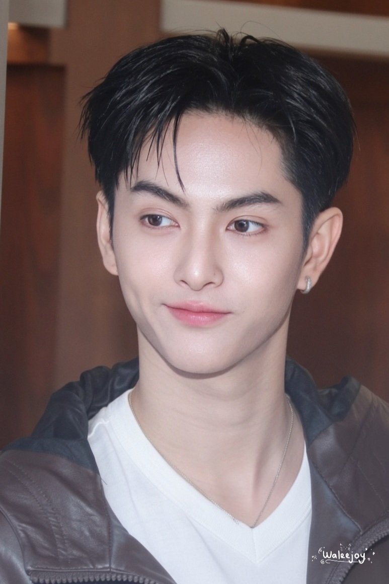 Plengeiizimus's tweet photo. หน้าแบบนี้ มันต้องได้เป็นพระเอกหนังสักเรื่องละวะ โคตรหล่อเลย อ้ากก 😭😭

#COPPERdechawat
#CoachPlaySiamsquareXBUS https://t.co/nyX1pnqcrw