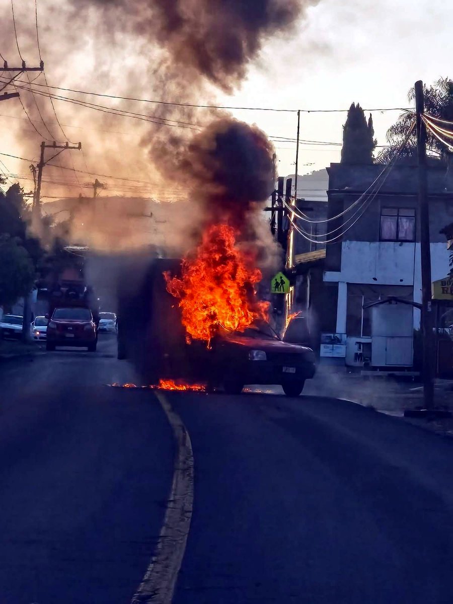 Eco1_LVM's tweet photo. 🚨🚨🚨-Michoacán-

Extraoficial: Operativo de los Equipos contra Heraclio "El Tío Lako" Guerrero Martínez desató bloqueos mañaneros, el C5 de Michoacán reporta los siguientes:

-Morelia: Carretera Morelia - Quiroga, a la altura del Correo.
-Tzintzuntzan: Carretera Pátzcuaro - Tzintzuntzan, a la altura de Sanabria.
-Coeneo: Carretera Comanja - Coeneo, a la altura de Comanja.
-Zacapu: Crucero Franco Reyes.
-La Piedad-Ecuandureo a la altura de La Esperanza.
-La Piedad-Ecuandureo, a la altura del Libramiento Marti Mercado.
-La Piedad-Vista Hermosa, a la altura de Estación Patty.
-La Piedad- Numarán pasando Villas de Las Lomas.
-La Piedad-Carapan; Churintzio Desviación a Autopista.
-La Piedad-Carapan; Zinapáro comunidad El Salvador.
-Carretera Zamora-Ecuandureo en la localidad El Sauz.
-Carretera libre de Ecuandureo-La Piedad localidad Quiringúicharo.
-Carretera Zamora-La Barca a la altura de El Pochote.
-Purepero-Tlazazlca referencia por Global Gas.
-Zamora: Camino del Pochote - Ario de Rayón.
-Zamora: A la altura del Yaki.
-Chilchota: Carretera libre Zamora-Carapan localidad Los Nogales.
-Chilchota: Carretera libre Chilchota-Carapan, localidad Tanaquillo.  (Chilchota)
-Carretera libre Zamora-Ixtlán (límite entre ambos municipios).
-Ecuandureo: A la entrada de Ecuandureo entre Localidad Ucácuaro y Ecuandureo.
-Ecuandureo: A la altura del oxxo.
-Carretera Carapan - Zacapu  a la altura de la subestación  de CFE.
-Tangancícuaro: Carretera Estatal Tangancícuaro- Carapan a la altura del KM 124 cerca de Los Nogales.
Carretera la Barca a la altura de Los Sauces