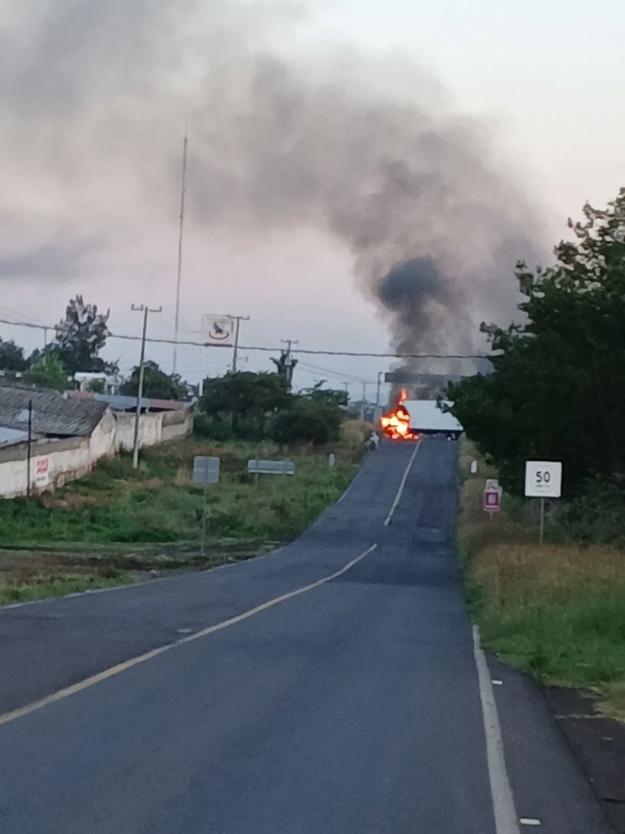 Eco1_LVM's tweet photo. 🚨🚨🚨-Michoacán-

Extraoficial: Operativo de los Equipos contra Heraclio "El Tío Lako" Guerrero Martínez desató bloqueos mañaneros, el C5 de Michoacán reporta los siguientes:

-Morelia: Carretera Morelia - Quiroga, a la altura del Correo.
-Tzintzuntzan: Carretera Pátzcuaro - Tzintzuntzan, a la altura de Sanabria.
-Coeneo: Carretera Comanja - Coeneo, a la altura de Comanja.
-Zacapu: Crucero Franco Reyes.
-La Piedad-Ecuandureo a la altura de La Esperanza.
-La Piedad-Ecuandureo, a la altura del Libramiento Marti Mercado.
-La Piedad-Vista Hermosa, a la altura de Estación Patty.
-La Piedad- Numarán pasando Villas de Las Lomas.
-La Piedad-Carapan; Churintzio Desviación a Autopista.
-La Piedad-Carapan; Zinapáro comunidad El Salvador.
-Carretera Zamora-Ecuandureo en la localidad El Sauz.
-Carretera libre de Ecuandureo-La Piedad localidad Quiringúicharo.
-Carretera Zamora-La Barca a la altura de El Pochote.
-Purepero-Tlazazlca referencia por Global Gas.
-Zamora: Camino del Pochote - Ario de Rayón.
-Zamora: A la altura del Yaki.
-Chilchota: Carretera libre Zamora-Carapan localidad Los Nogales.
-Chilchota: Carretera libre Chilchota-Carapan, localidad Tanaquillo.  (Chilchota)
-Carretera libre Zamora-Ixtlán (límite entre ambos municipios).
-Ecuandureo: A la entrada de Ecuandureo entre Localidad Ucácuaro y Ecuandureo.
-Ecuandureo: A la altura del oxxo.
-Carretera Carapan - Zacapu  a la altura de la subestación  de CFE.
-Tangancícuaro: Carretera Estatal Tangancícuaro- Carapan a la altura del KM 124 cerca de Los Nogales.
Carretera la Barca a la altura de Los Sauces