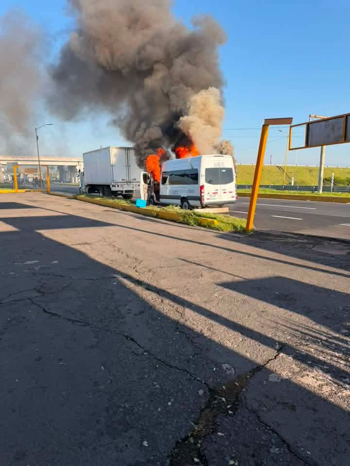 Eco1_LVM's tweet photo. 🚨🚨🚨-Michoacán-

Extraoficial: Operativo de los Equipos contra Heraclio "El Tío Lako" Guerrero Martínez desató bloqueos mañaneros, el C5 de Michoacán reporta los siguientes:

-Morelia: Carretera Morelia - Quiroga, a la altura del Correo.
-Tzintzuntzan: Carretera Pátzcuaro - Tzintzuntzan, a la altura de Sanabria.
-Coeneo: Carretera Comanja - Coeneo, a la altura de Comanja.
-Zacapu: Crucero Franco Reyes.
-La Piedad-Ecuandureo a la altura de La Esperanza.
-La Piedad-Ecuandureo, a la altura del Libramiento Marti Mercado.
-La Piedad-Vista Hermosa, a la altura de Estación Patty.
-La Piedad- Numarán pasando Villas de Las Lomas.
-La Piedad-Carapan; Churintzio Desviación a Autopista.
-La Piedad-Carapan; Zinapáro comunidad El Salvador.
-Carretera Zamora-Ecuandureo en la localidad El Sauz.
-Carretera libre de Ecuandureo-La Piedad localidad Quiringúicharo.
-Carretera Zamora-La Barca a la altura de El Pochote.
-Purepero-Tlazazlca referencia por Global Gas.
-Zamora: Camino del Pochote - Ario de Rayón.
-Zamora: A la altura del Yaki.
-Chilchota: Carretera libre Zamora-Carapan localidad Los Nogales.
-Chilchota: Carretera libre Chilchota-Carapan, localidad Tanaquillo.  (Chilchota)
-Carretera libre Zamora-Ixtlán (límite entre ambos municipios).
-Ecuandureo: A la entrada de Ecuandureo entre Localidad Ucácuaro y Ecuandureo.
-Ecuandureo: A la altura del oxxo.
-Carretera Carapan - Zacapu  a la altura de la subestación  de CFE.
-Tangancícuaro: Carretera Estatal Tangancícuaro- Carapan a la altura del KM 124 cerca de Los Nogales.
Carretera la Barca a la altura de Los Sauces