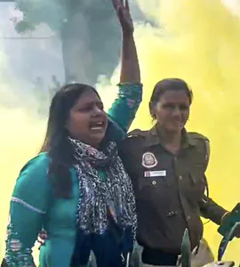 Tushar_KN's tweet photo. In 2023, a group of people, including Neelam Azad, were arrested for throwing yellow smoke canisters into Parliament

Now self proclaimed Gen-Z lady has obstructed movement of Army on Srinagar-Leh National Highway

They look the same, act the same, but they are 2 different people https://t.co/4gJZ4QbPYp