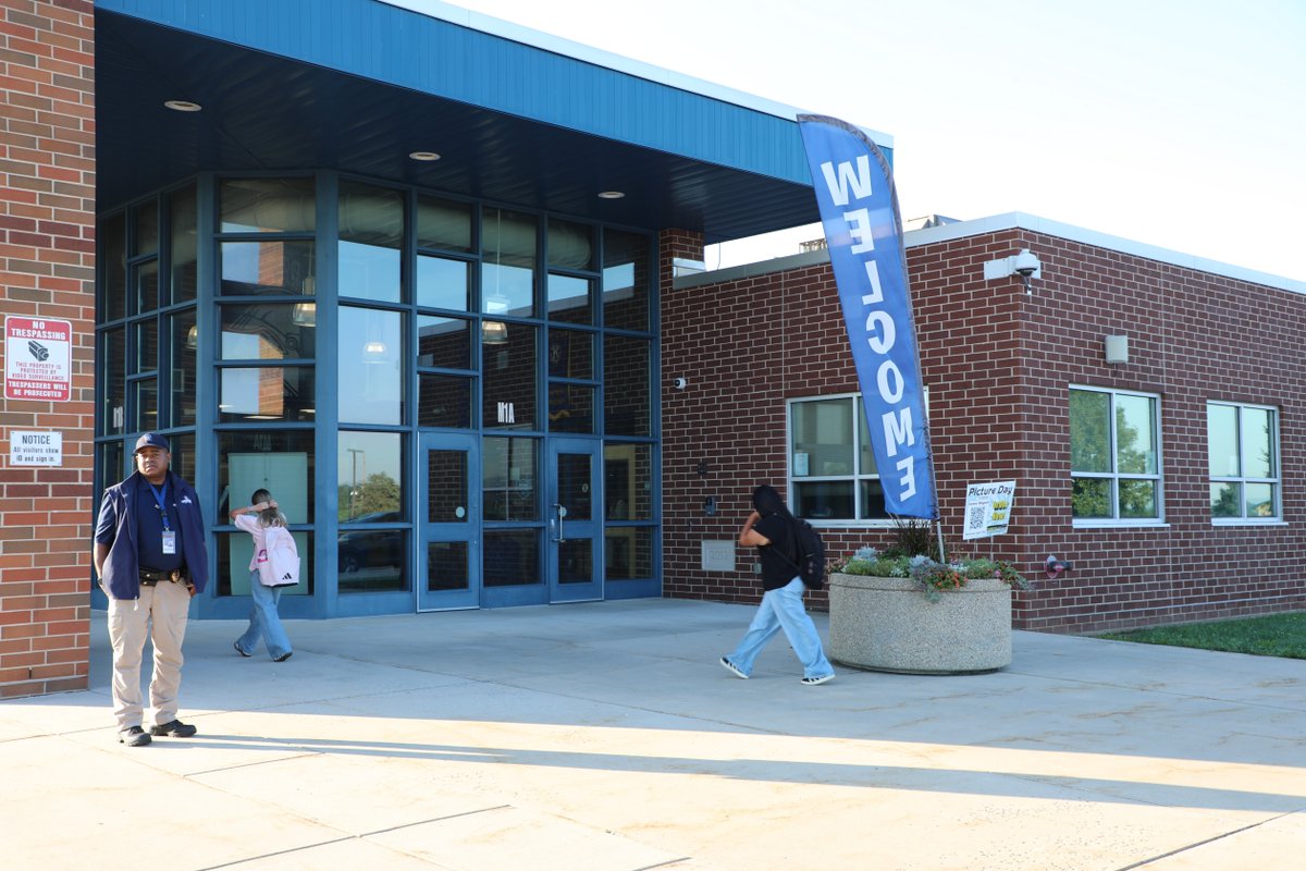 CASDNews's tweet photo. 🎒 Welcome back, CASD! Today we’re excited to welcome more than 9,000 students for the first day of the 2026–2027 school year! Here are a few first-day moments from the Career Magnet School and Scotland Elementary. 💙📚 #CASD #OneTrojanCommunity https://t.co/6GSxLSMrX9