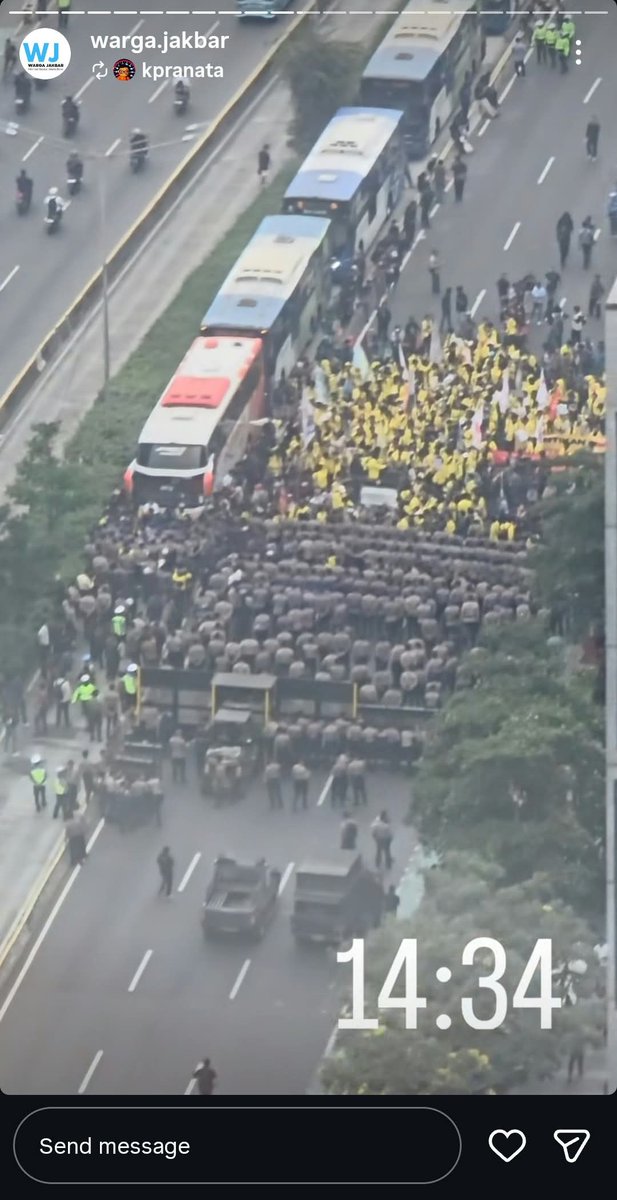 txttransportasi's tweet photo. Momen penumpang bus TransJakarta kesal ketika rombongan personel polisi menghalangi jalur busway saat demo beberapa hari lalu dan membuat laju bus terhambat.

Sebelumnya beberapa mahasiswa sempat berada di jalur busway, namun setelah mahasiswa berpindah, rombongan personel polisi tetap menghalangi/menutup jalur busway.

(📹 xdeyonn__)