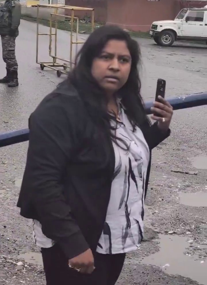 Tushar_KN's tweet photo. In 2023, a group of people, including Neelam Azad, were arrested for throwing yellow smoke canisters into Parliament

Now self proclaimed Gen-Z lady has obstructed movement of Army on Srinagar-Leh National Highway

They look the same, act the same, but they are 2 different people https://t.co/4gJZ4QbPYp
