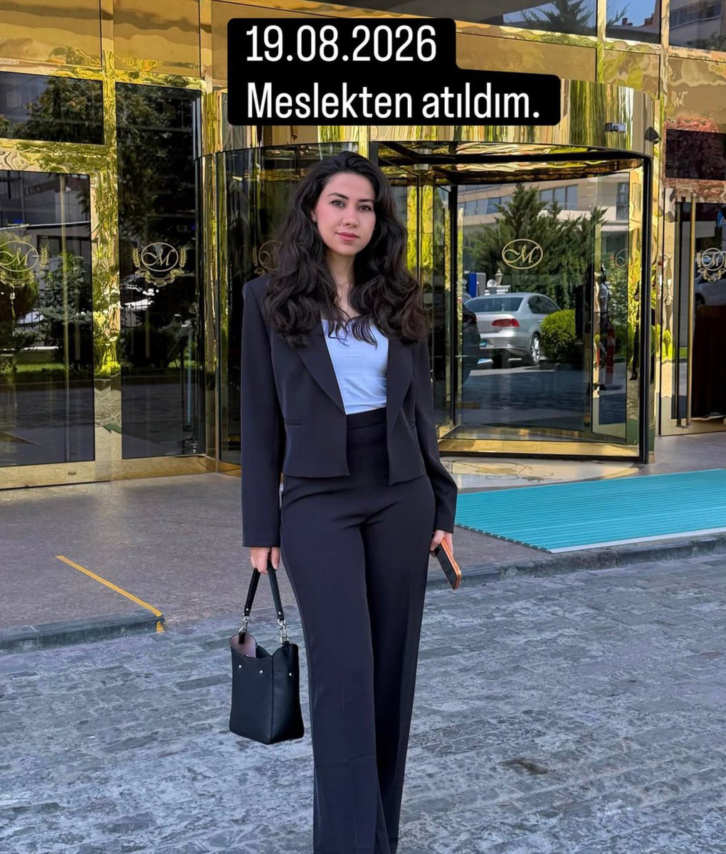 metinyoksu's tweet photo. Hemşire İkra Avcı, meslekten atıldığını duyurdu: Hakkım haram olsun. 

İkra Avcı saç örme videosu çektiği için hakkında örgüt propaganda davası dahi açılmış ve beraat etmişti. Buna rağmen idari soruşturma sonucunda mesleğinden oldu. 

Meslekten atıldığını duyuran İkra Avcı sosyal medya hesabından açıklama yaptı: 

“Bir kadın cinayetine sessiz kalmadım.
Kadınların öldürülmesine, şiddete ve kadın cinayetlerine tepki göstermek için saçımı ördüm.
Bunun bedeli ise benim için mesleğim oldu.
Hakkım haram olsun...”