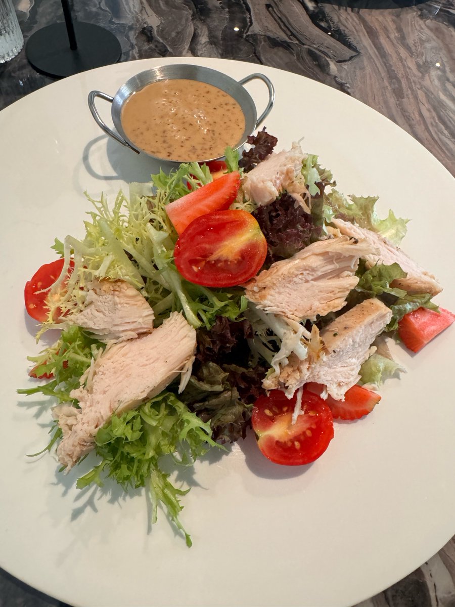 PeytonThatju's tweet photo. Plan rápido para perder grasa: Ensalada de pollo, tomate cherry y aguacate, ligera y deliciosa para el almuerzo! https://t.co/Xz1hnMSNIF