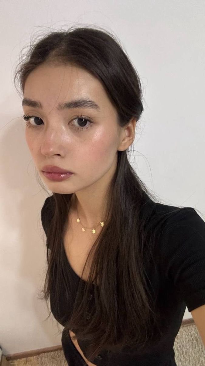 uruururis's tweet photo. イエベ春向けカラー+紫でできる低彩度メイクは1、2枚目のような色味。ブルベ冬でもニュートラルカラーが耐えられる人にはおすすめです。ちょっとの黄みも耐えられない‼️青み重視‼️という方は3、4枚目のような色味を目指すといいと思う。どっちのパターンもおすすめのコスメ見付けたので後で紹介します https://t.co/bo8oNEniE9