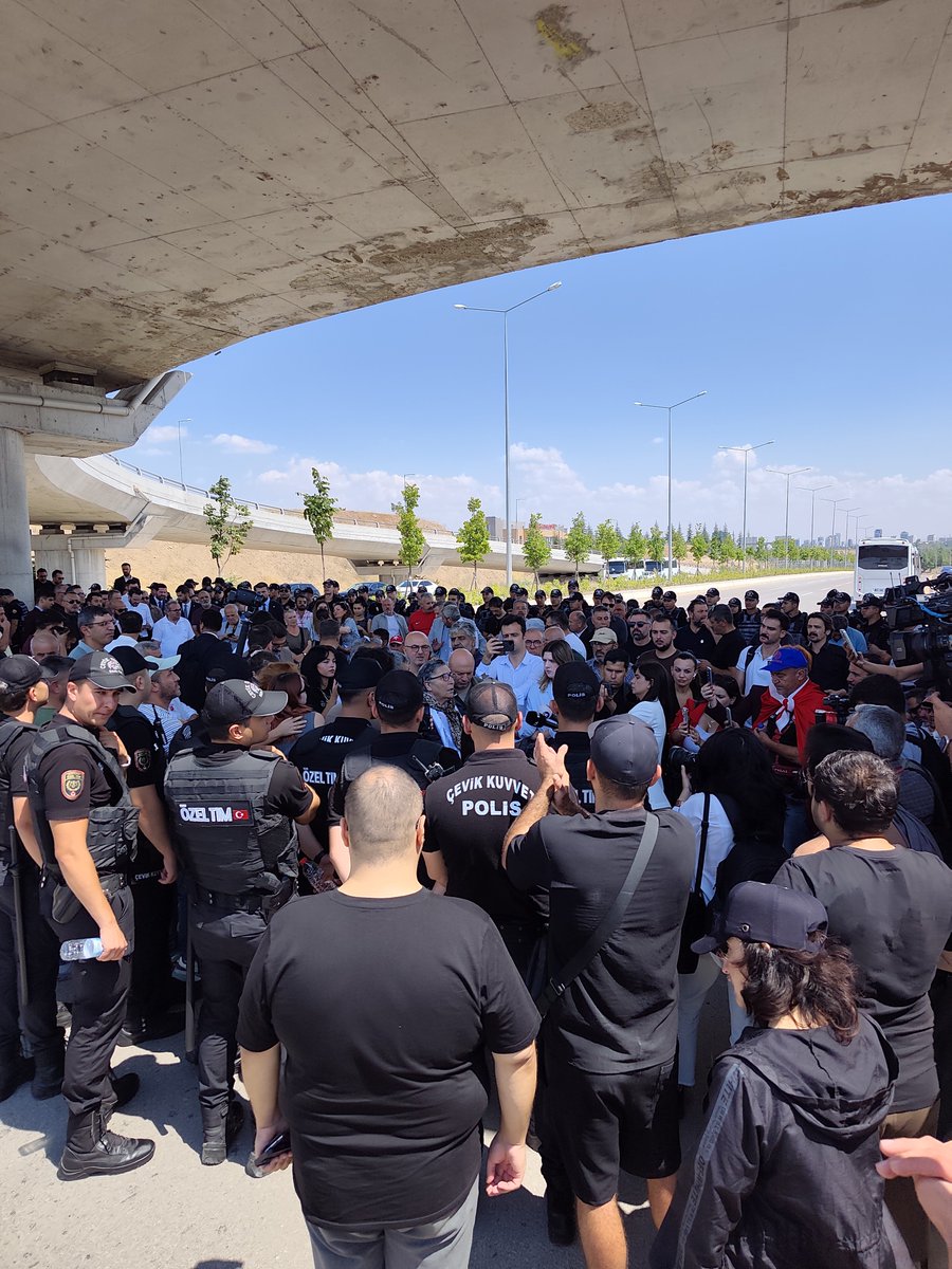 specialist1998's tweet photo. Şehit anası Pakize Akbaba evlatlarının yerine koyduğu gazilerinin yanında. 

Terörle mücadele gazileri Bilkent şehir hastanesi köprüsü altında ablukadalar. 

Kaç paraydı bu adamlara vereceğiniz haklar da bu kadar korktunuz?
#GazileriminYanındayım https://t.co/sfstkRo3xA