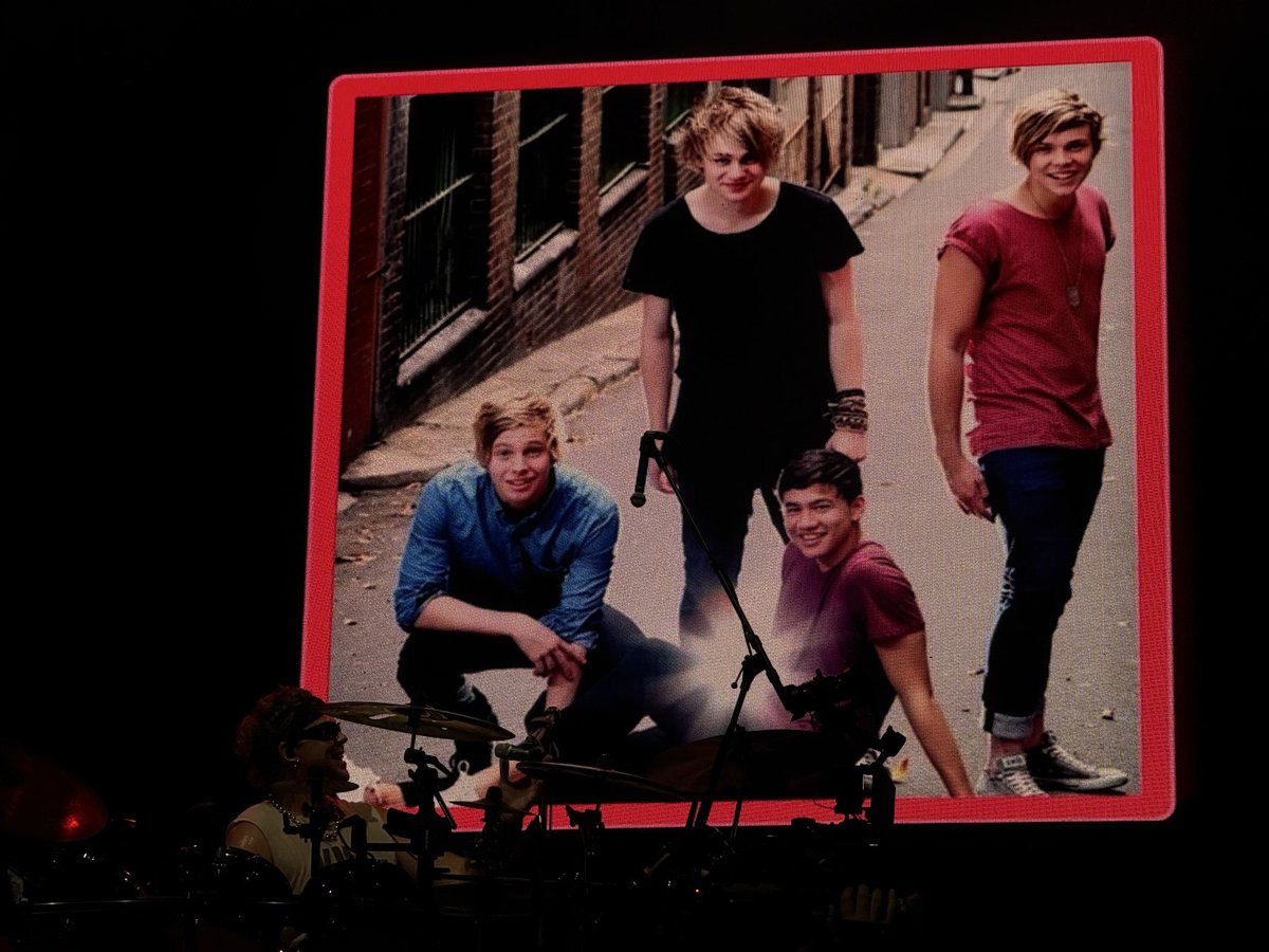 5SOSBrazil's tweet photo. FETUS SOS!
Lore do show ontem #RogersIsAStar #EASRogers https://t.co/sQxB3ihZRp