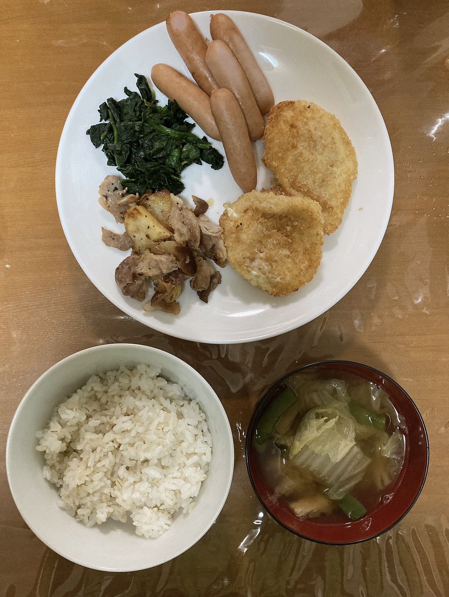 TH19841205's tweet photo. パン粉の上に生卵を落としてそのまま油で揚げて卵フライ作ってみました。
#晩ごはん https://t.co/vDnXHwkArM