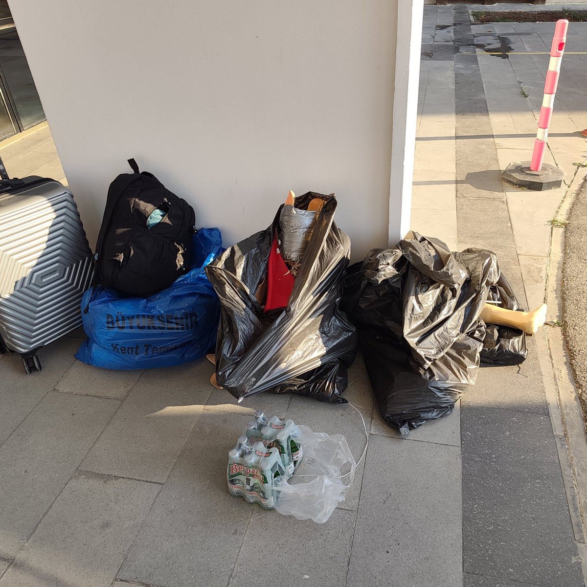 fatiheryilmaz0's tweet photo. Kolu, bacağı olmayan gazilere sabah 04:45 te şafak operasyonu yaptılar. Derdest edilen Gazilerimizin protezleri çöp poşetlerine konuldu. 

Kuldan utanmazlar, Allahtan korkmazlar… https://t.co/RHGNeZGO2L