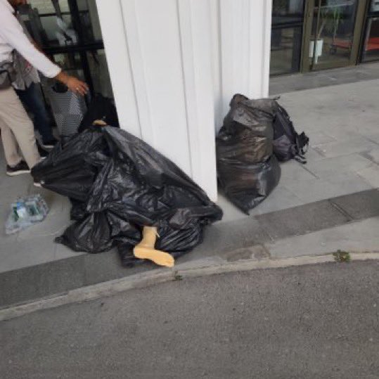 fatiheryilmaz0's tweet photo. Kolu, bacağı olmayan gazilere sabah 04:45 te şafak operasyonu yaptılar. Derdest edilen Gazilerimizin protezleri çöp poşetlerine konuldu. 

Kuldan utanmazlar, Allahtan korkmazlar… https://t.co/RHGNeZGO2L