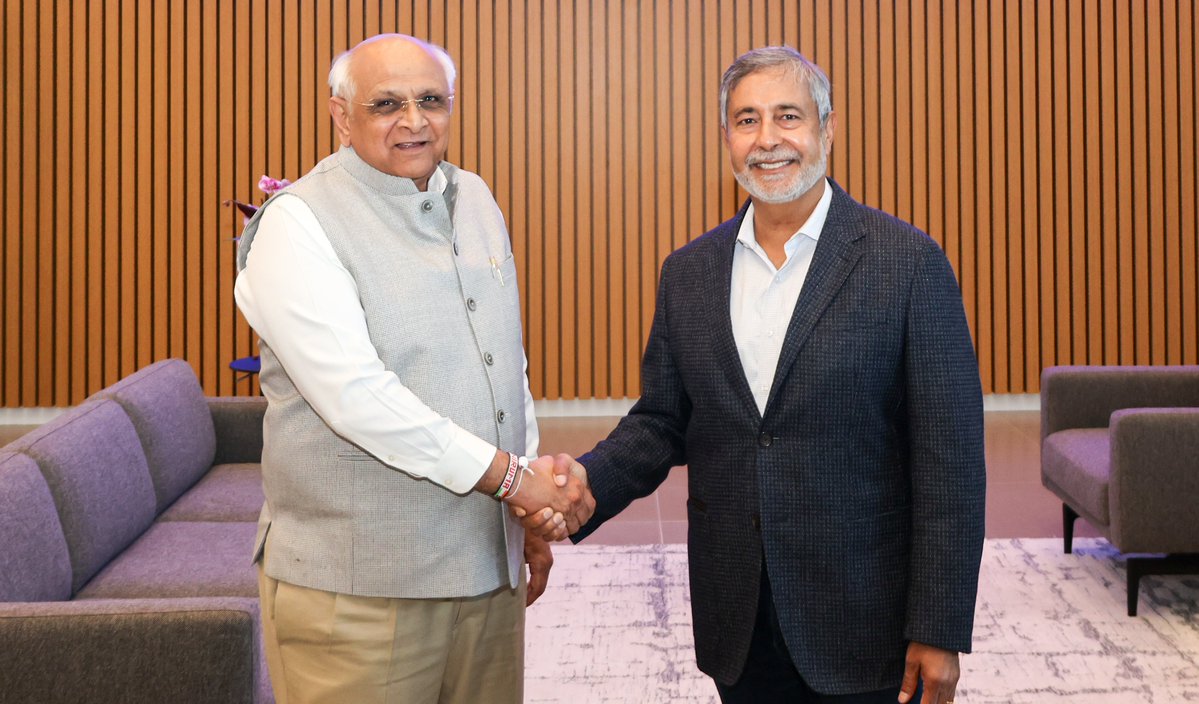 CMOGuj's tweet photo. મુખ્યમંત્રી શ્રી ભૂપેન્દ્રભાઈ પટેલના નેતૃત્વ હેઠળ વાયબ્રન્ટ ગુજરાત સમિટ-2027 સંદર્ભે યુ.એસ. મુલાકાતે ગયેલા ગુજરાત ડેલિગેશનના સ���્યોએ તેમના પ્રવાસના ��્રીજા દિવસે સેમીકન્ડક્ટર ક્ષેત્રે અગ્રણી કંપની માઇક્રોન ટેક્નોલોજીની મૂલાકાત લીધી હતી.

મુખ્યમંત્રીશ્રીએ માનનીય વડાપ્રધાન શ્રી નરેન્દ્રભાઈ મોદીએ ફેબ્રુઆરી-2026માં સાણંદ ખાતે માઈક્રોન સેમિકંડક્ટર ફેસેલિટીનો પ્રારંભ કરાવ્યો તેની સ્મૃતિ તાજી કરતાં જણાવ્યું હતું કે, માનનીય વડાપ્રધાનશ્રીની વિઝનરી લિડરશીપમાં ગુજરાતના સાણંદ અને ધોલેરા સેમિકન્ડક્ટર ફેસેલિટી પ્લાન્ટના મુખ્ય કેન્દ્રો તરીકે પ્રસ્થાપિત થઈ રહ્યા છે.

માઈક્રોનને સાણંદ ફેસેલિટી માટે 20 એકર જમીનની માત્ર એક જ દિવસમાં આપેલી મંજૂરી માટે મુખ્યમંત્રીશ્રીનો આભાર વ્યક્ત કરવાની સાથોસાથ માઈક્રોન યુનિટનું સફળ વ્યાપારી ઉત્પાદન ત્વરાએ શરૂ થઈ શકે તે માટે રાજ્ય સરકારના પ્રો-એક્ટીવ અભિગમને માઈક્રોનના ચેરમેન શ્રી સંજય મહેરોત્રાએ બિરદાવ્યો હતો.