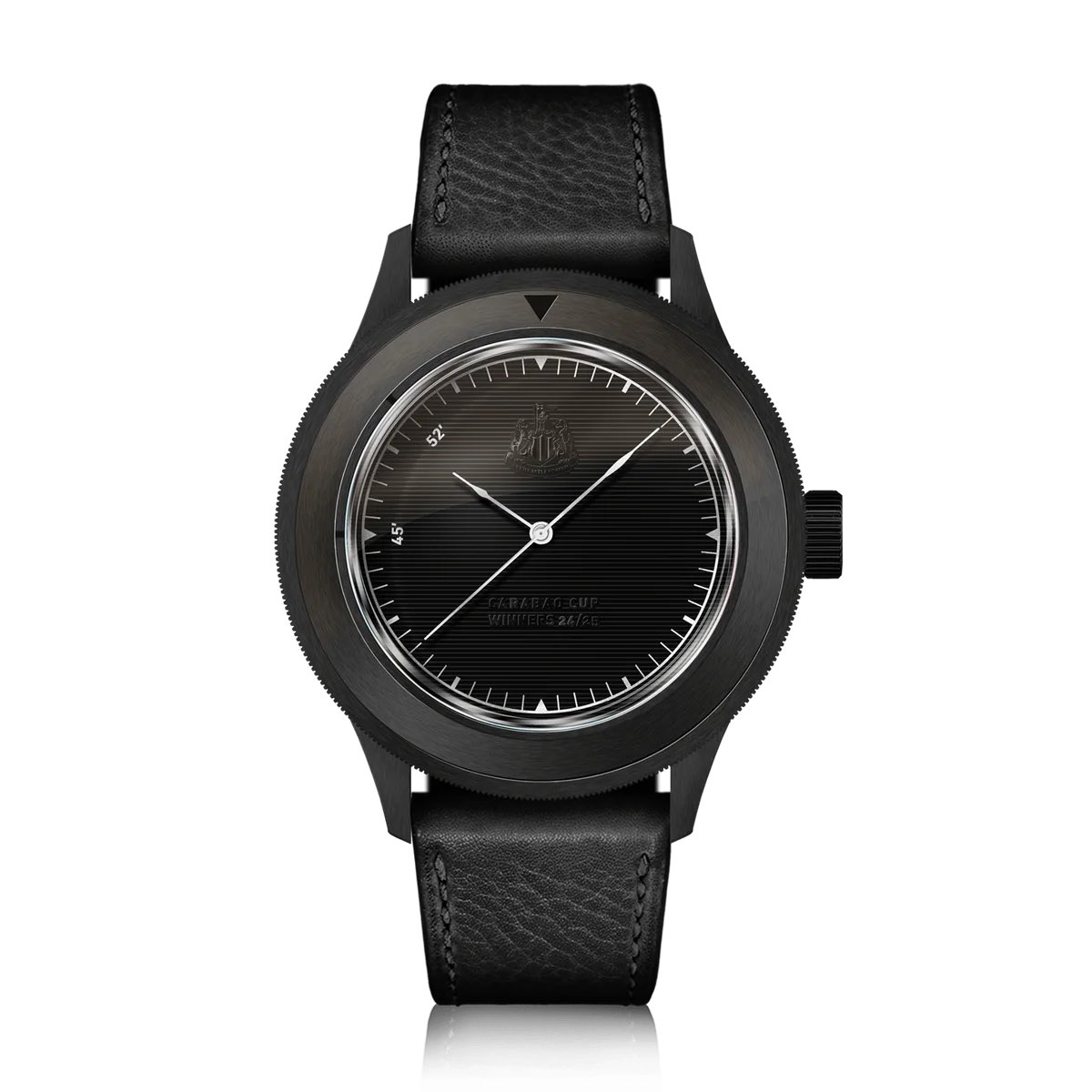 World_watchs's tweet photo. أصدر نادي نيوكاسل الأنجليزي والمملوك لصندوق الإستثمارات العامة السعودي 🇸🇦 ساعة تذكارية بمناسبة تتويجه بكأس كاراباو لموسم 24/25  بالتعاون مع شركة AV86 

تحتوي كل ساعة على جزء من كرة المباراة التي استخدمها اللاعبون خلال النهائي ، حيث تم تثبيت هذا الجزء داخل الغطاء الخلفي للساعة 

ويحمل مينا الساعة علامتين عند 45 و 52 في إشارة الى الدقيقتين اللي سجل فيهما نيوكاسل هدفين المباراة ، إبداع 👏🏻

سعرها 1300 ريال