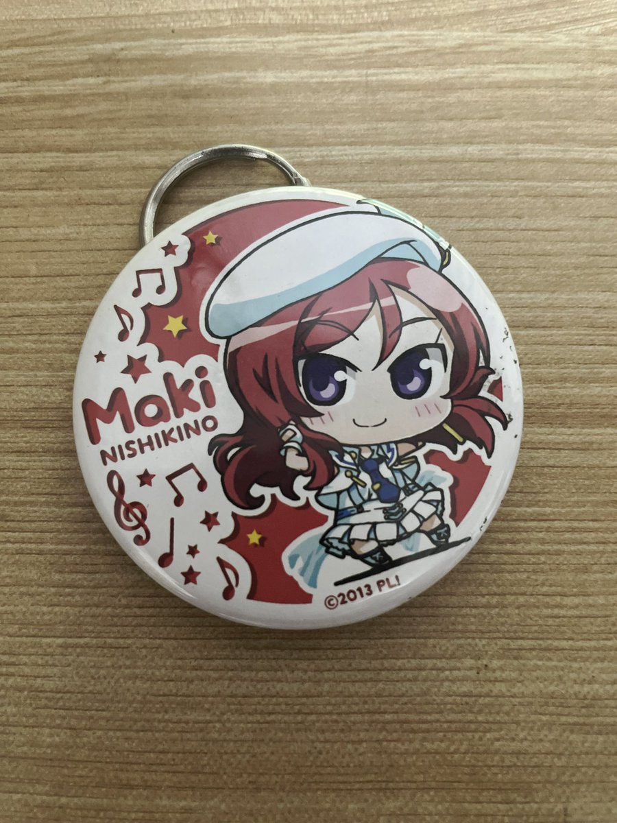 sie_nobu's tweet photo. ラブライブ！謎グッズ、裏が栓抜きの缶バッジ https://t.co/7tT3R2REBb