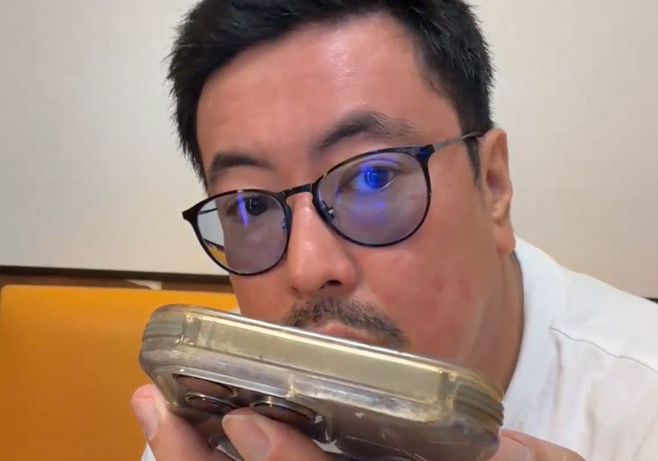hidejoy99's tweet photo. シンジさん配信に１台電話に２代目バックから出した３代目を開いて緑色のアプリが顔に反射してますけど。
Lineもってますよね＾＾
#シンジ #kick https://t.co/Y7hLkY24pH
