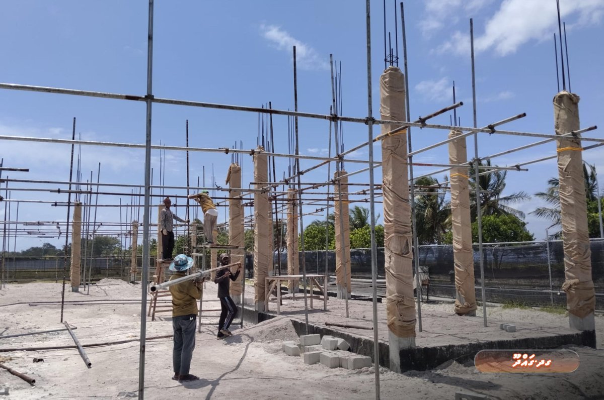 rdcmaldives's tweet photo. ޕަބްލިކް ސެކްޓަރ އިންވެސްޓްމަންޓް ޕްރޮގްރާމްގެ ދަށުން ގދ. ގައްދޫގައި ތަރައްޤީކުރާ ފިޓްނަސް އެންޑް ރެކްރިއޭޝަން ސެންޓަރުގެ ރޫފް ބީމް ޝަޓަރިންގ މަސައްކަތައް ކުރުމަށް ވާންޖެހޭ ތައްޔާރީތައް މިހާރު ދަނީ ކުރަމުން.

#TeamRDC https://t.co/AZ7Gv2UnWS