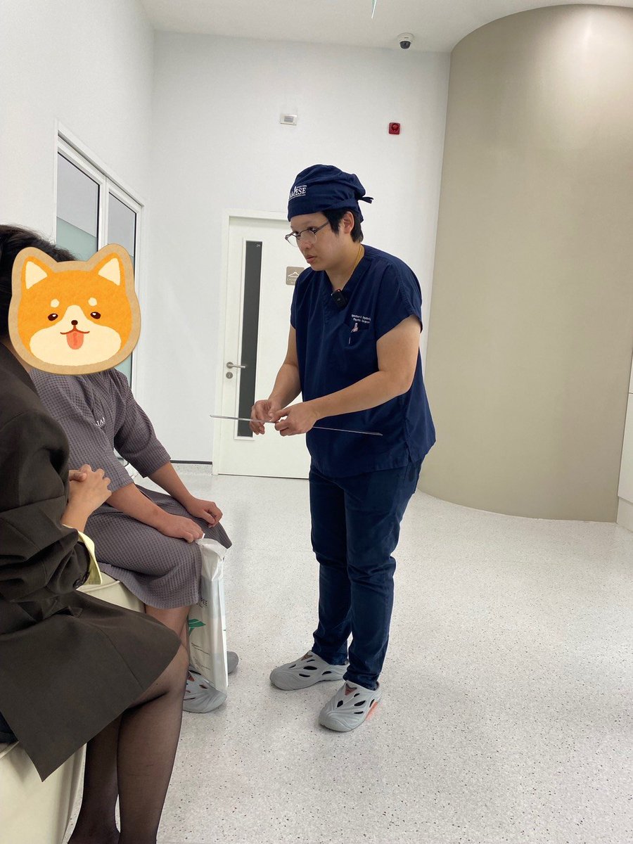 expert_surgery's tweet photo. 🔷サイアミーズ病院＊STEP2＊
✍️Dさんの手術滞在日記

2日目はサイアミーズ病院へ行き下剤をもらいました！
夕方から2回に分けて下剤を服用します。
下剤の味をごまかす為にジュースで割って飲む事ができます���
下剤用ジュースもコンビニで購入し、準備万端👍
Dさんには効果が薄かったようで1回しか出なかったので、明日の浣腸を増やして対応する事になりました。

翌朝、サイアミーズ病院へ。
病室に行き剃毛、浣腸を行い、ピンクの石鹸水で首から下を洗い、消毒します。
洗髪も行い、手術着に着替え、手術前の準備を終えました。

ワーン先生はかなり忙しいようで、今回は手術室の前の部屋でカウンセリングを行いました。
希望の大きさ、長さの相談、Dさんからの質問内容について通訳を行いました。

そして13時30分頃に手術室へ入って行きました。
14時より、手術開始です。
Dさん、頑張ってください！

#サイアミーズ病院　#大腿部陰茎形成　#FTM #性別適合手術　 #MTF

＊写真撮影、写真掲載についてはお客様の許可をいただいております📸

EST🐅ホームページ👇
https://t.co/P4cschlnSC