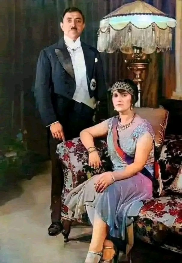 Kwazirwal2's tweet photo. د محترم غازي امان الله خان صاحب لوڅه او بربنډه میرمن
مهرباني وکړئ د غازي صاحب پیروان هم نن له خپلې ښځې سره د ویاړ دغسې یو انځور نشر کړئ. 
د افغانستان د خلکو قربانۍ دې پلیت ته مه منسوبوئ، ولې د خپلو پلرونو په خپلو قربانیو خاندئ؟؟
اسد ٢٨ مو مبارک https://t.co/1IYyCraSaH