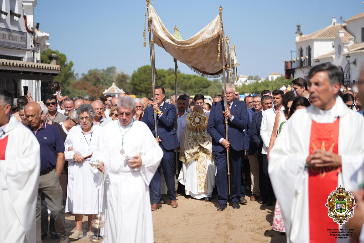 hdadmatrizrocio's tweet photo. La procesión eucarística por el entorno del Santuario va poniendo el broche a esta mañana que son las gracias infinitas a Nuestra Madre.

#RocíoChico26 https://t.co/9wZWfeLL4B