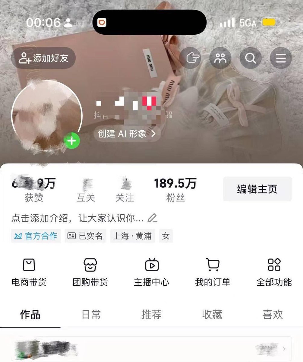 jianier_studio's tweet photo. 无忧传媒超跑。

原厂漆面软嫩细腻，腰线细到离谱，两根排气管又直又长。关键是定制款，丝绒内饰+限定涂装，细节拉满，不是随便贴个车贴糊弄人的。驾驶体验丝滑，操控听话带劲，发动机声浪又软又甜，开完整个人都酥了@MeiRiDaZuoZhan

主业有🔑来开 @jianier_studio https://t.co/gjX6tRugQf