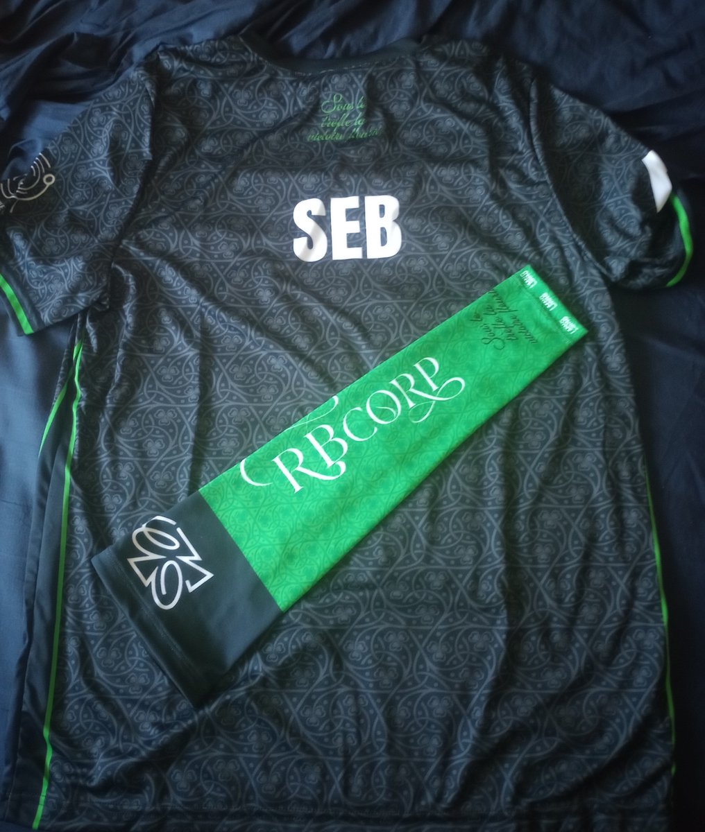 Kwox16's tweet photo. ENFIN !! J'ai reçu le magnifique maillot avec la manchette du CEO en bonus, merci @RBcorpesport @ReiGaTV !
#RBWIN 🍀 https://t.co/VjknS9C9Wt
