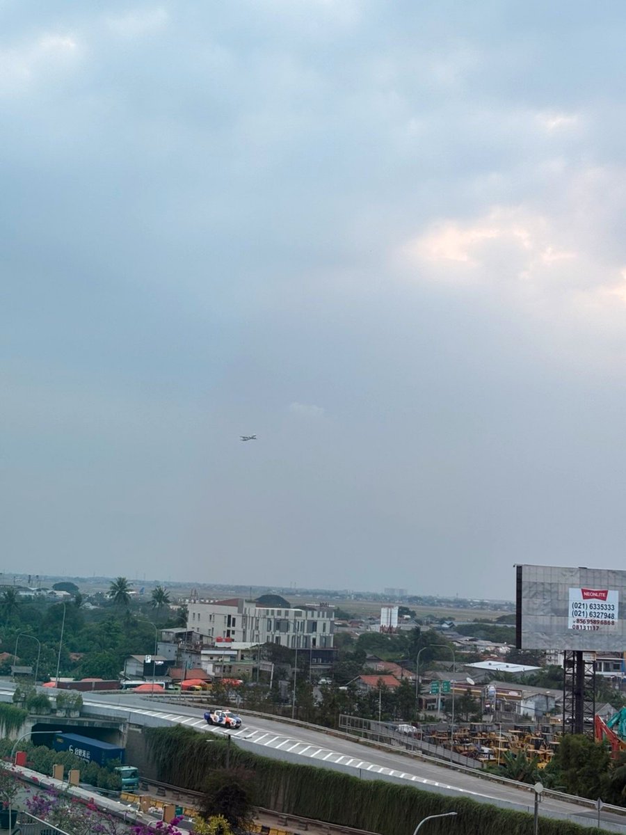 Botangerang___'s tweet photo. mendung tonpo udan judulnya 🙏

Tangerang bandara oyy 🛫 https://t.co/ZAZBpjlUH5