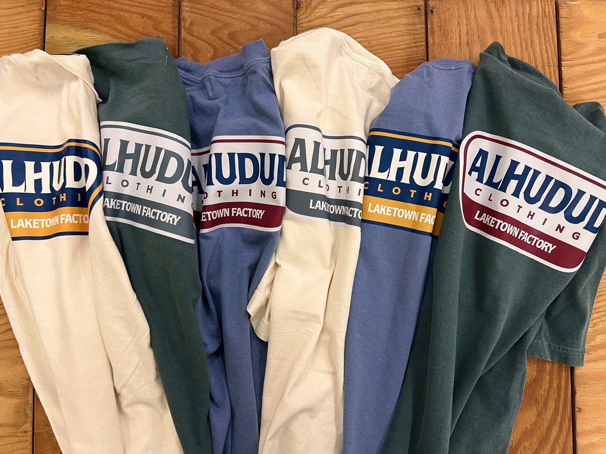 ALHUDUDclothing's tweet photo. [入荷情報]

AL HUDUD
「VINTAGE LOGO」TEE

ボディも古着のようなアメリカンライクさを全面に出した"VINTAGE LOGO"TEE

ウェブにアップしました！
サイズにより欠品がございます！
お早めに🛒🔥

---Web Store
https://t.co/7lG0cxXtkR https://t.co/oVNoYDxirt