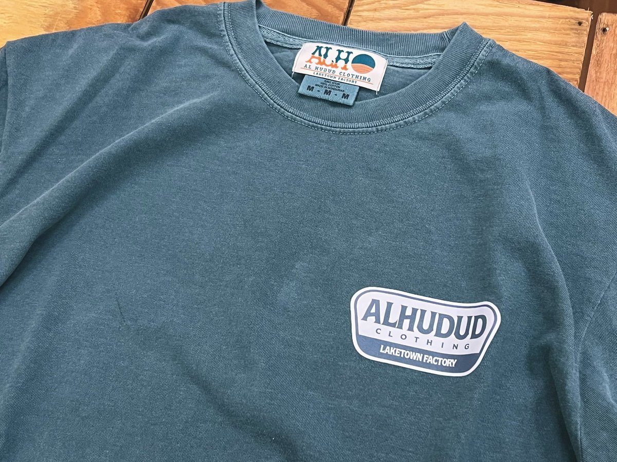 ALHUDUDclothing's tweet photo. [入荷情報]

AL HUDUD
「VINTAGE LOGO」TEE

ボディも古着のようなアメリカンライクさを全面に出した"VINTAGE LOGO"TEE

ウェブにアップしました！
サイズにより欠品がございます！
お早めに🛒🔥

---Web Store
https://t.co/7lG0cxXtkR https://t.co/oVNoYDxirt