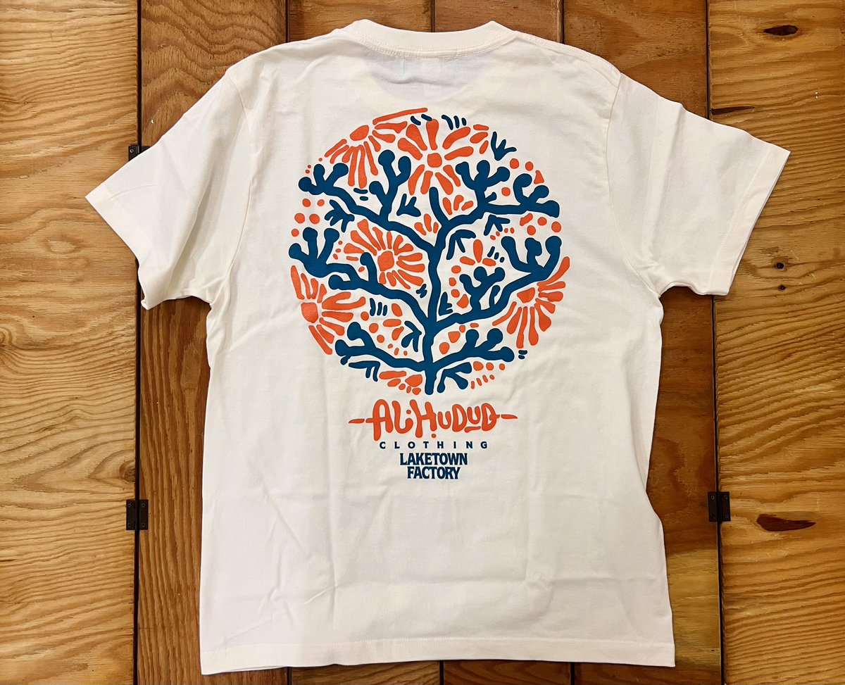 ALHUDUDclothing's tweet photo. [入荷情報]

AL HUDUD
「TTOO」 TEE
"The Tree of Origin"

生命力豊かさを表現した1枚！

ウェブにアップしました！
お早めに🛒🔥

---Web Store
https://t.co/7lG0cxXtkR https://t.co/R6CRZkxL3z