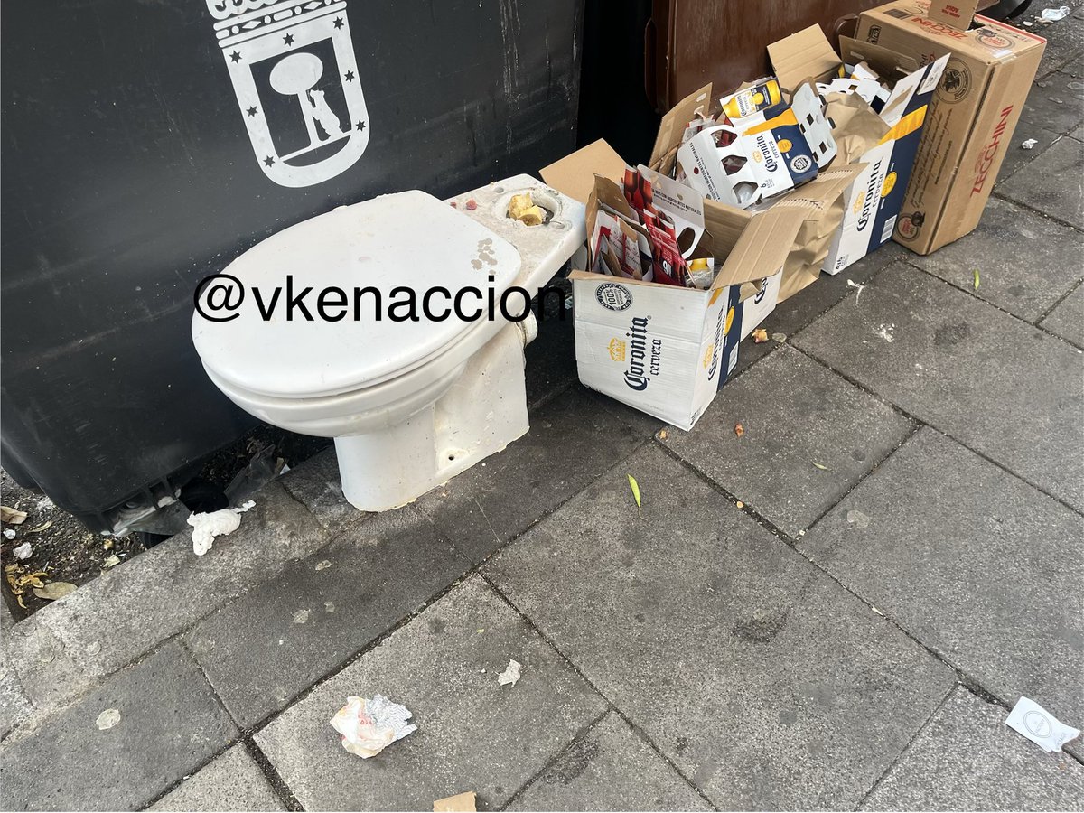 VKenaccion's tweet photo. Queremos rendir homenaje y tributo a todos aquellos q tiene un WC 🚾 nuevo.

Vistos 👇ayer tarde y preguntando, nos han dicho de que viviendas son.

Si nosotros hemos podido @policiademadrid y @JMDpvallecas también.

Sin Sanción, no hay solución.
#Distrito13 https://t.co/0HuDDiDan4