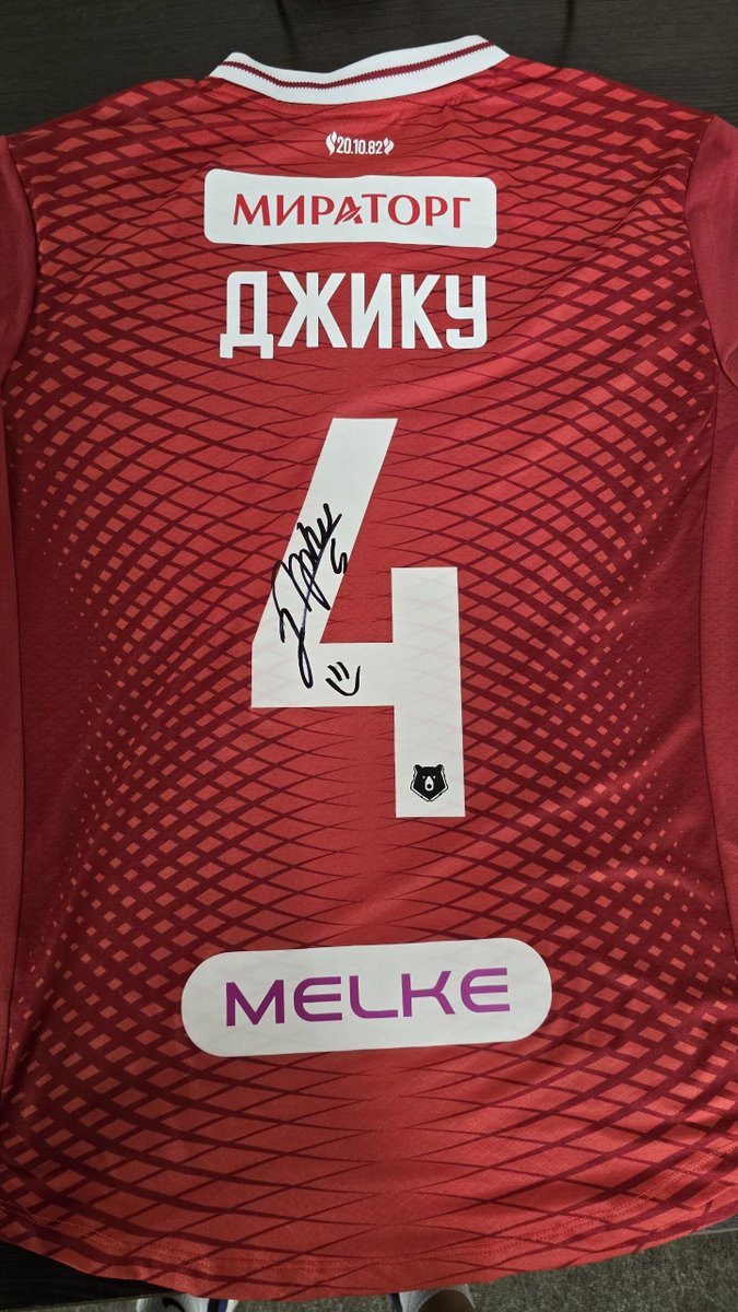 ajansfenercom's tweet photo. Aleksandar Djiku’yu burada yakından tanıma, ailesini gözlemleme ve futbolunu saha kenarından izleme şansına sahip oldum. Spartak Moskova ile Fenerbahçe’nin maç saatlerinin çakıştığı zamanlarda bile soyunma odasında, mixed zone’da elinde telefon Fenerbahçe’nin maçlarını canlı takip ediyor. Yüreği hâlâ Fenerbahçe ile atıyor.

Benim Galatasaraylı olduğumu biliyor. Rusya Kupası’nı kazandıktan sonra Luzhniki Stadyumunda bana “Artık sen de Fenerbahçeli ol” diyecek kadar da taraftar. Eski takımının maçlarını takip ediyor, ardından Fenerbahçe’ye buradan başarı dileyecek kadar aidiyet hissediyor.

Eşini ve çocuklarını inanılmaz seven, gerçekten harika bir karakter. Her maç sonu formasını Spartak tribünündeki çocuklara veriyor. Benim Türk gazeteci olduğumu ve babamın da Fenerbahçeli olduğunu öğrenince, hayatımdaki ilk imzalı formayı da bana hediye etti.

Türkiye’de ezeli iki rakip takımın oyuncu ve taraftarları arasında böyle bir yakınlık kurmak ne kadar mümkün, insan ister istemez düşünüyor. 

Tüm bunları burada, onu yakından takip ederek gözlemleme ve deneyimleme fırsatım oldu. Spartak Moskova savunmasının büyük yükünü taşıyor, sakatlanma pahasına kendini veriyor ve gerçekten çok iyi işler çıkarıyor.

Böyle bir oyuncuyu, böyle bir karakteri ve Fenerbahçeli bir yüreği kaybetmek, Fenerbahçe adına büyük hataydı.

Bilmiyorum bu tweetimi bir Fenerbahçeli görür mü ama tarifeli bir Moskova uçağıyla yeni sezon Fenerbahçe formasını kendisine gönderirseniz, ulaştırmayı çok isterim. Eminim bu onu fazlasıyla duygulandıracak ve mutlu edecektir.

(🔗@Geekking)