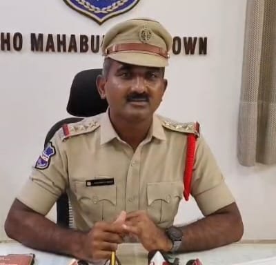 Shyamsundarak6's tweet photo. 🟥NEW SENSE 

బ్రేకింగ్
మహబూబాబాద్ జిల్లా: 

మహబూబాబాద్ జిల్లా కలెక్టర్ వద్ద పాలిటెక్నిక్ విద్యార్థు లు ఆందోళన చేస్తున్న సమయం లో సీఐ రఘుపతి రెడ్డి గొంతు నొక్కి పట్టి కాసేపు వరకు వదలక పోవడం తో పిల్లలు కాసేపు వరకు తేరుకోలేదు 

విజువల్స్ చూడొచ్చు ఇద్దరు విద్యార్థులను గొంతు నడిపే వీడియో ..

సి ఐ గొంతు నొక్కి నా పట్టిన వీడియో లు సోషల్ మీడియా లో వైరల్ గా మారింది..

సమన్వయంతో అదుపు చేయాల్సిన పోలీస్ అధికారి విద్యార్థుల పట్ల దురుసుగా ప్రవర్తించడం ఏంటి స్థానికులు ఆగ్రహం వ్యక్తం చేస్తున్నారు..

విద్యార్థులు తమ హక్కుల  కోసం పోరాడితే తప్పేంటి అని ప్రశ్నిస్తున్నారు

విద్యార్దుల పట్ల  దురుసుగా ప్రవర్తించిన సీఐపై చర్యలు తీసుకోవాలని డిమాండ్ చేస్తున్నారు విద్యార్థి సంఘాలు..

.....