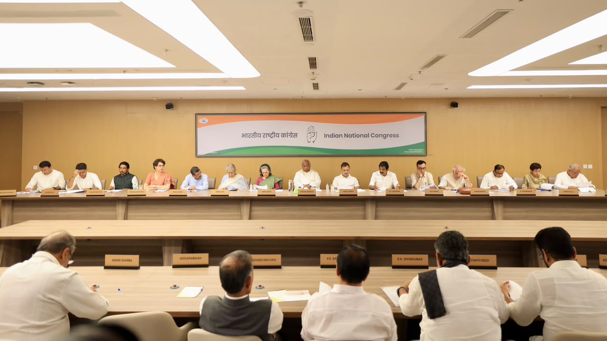 kharge's tweet photo. Sharing some excerpts of my opening remarks at the Congress Working Committee (CWC) Meeting :- 

• संसद सत्र के समापन के बाद हम लोग पहली बार मिल रहे हैं। कुछ बेहद ज्वलंत मुद्दों पर हमें आपस में चिंतन मनन करना है।

• आज हमारी सामूहिक चिंता का सबसे बड़ा बिंदु युवा हैं। आज़ादी की 80 साल हो गए पर कई महत्वपूर्ण क्षेत्रों में स्थितियां बेहतर होनेकी जगह बदतर होती जा रही हैं।

• दुनिया का सबसे युवा देश भारत ही है औऱ युवा हमारा भविष्य हैं। पर सरकार की गलत नीतियों ने हमारे युवाओं को भारी हताशा के दलदल में धकेल दिया है।

• सांप्रदायिक उन्माद और रेवड़ी कल्चर की होड़ में सबसे अधिक उपेक्षा युवाओं के शिक्ष��� और रोजगार की हुई है।

• इस मौके पर मैं राजीव गांधी जी का खासतौर पर स्मरण करना चाहूंगा। कल उनकी जन्म जयंती है। उन्होंने प्रचंड बहुमत की सरकार में रहते हुए अपनी नीतियों के केंद्र में नौजवानों को रखा था।

• राजीव जी ने युवाओं को बड़ी भूमिका मिले, इस इरादे से voting की उम्र 21 साल से घटा कर 18 साल की। देश के हर जिले में नवोदय विद्यालयों का नेटवर्क खड़ा किया।

• स्वामी विवेकानंद की जयंती को राष्ट्रीय युवा दिवस के रूप मे मनाने का सिलसिला उसी दौरान आरंभ हुआ।

• उन्होंने व्यापक विचार मंथन के बाद जो राष्ट्रीय शिक्षा नीति तैयार कराई, उसमें डिग्री के साथ रोजगार और skill development को जोड़ा।

• महिलाओं और कमजोर तबकों को इसमें खास जगह मिली। इन बातों को हमारी आगे की सरकारों ने आगे बढ���या। UPA सरकार में शिक्षा अधिकार से लेकर संस्थाओं के निर्माण औऱ विकास को गति मिली।

• लेकिन जब युवाओं पर चर्चा होती है तो हमारे कई साथी, इन बातों को मजबूती से नहीं रखते हैं, जबकि ये हमारी बड़ी उपलब्धियां हैं।

• इसी के साथ IT और संचार क्रांति की भी बड़ी उपलब्धि है जिसने 21वीं सदी के भारत को शक्ति दी।

• आजादी के बाद से कांग्रेस के व्यापक ��्रयासों की ही देन यह रहाकि देश में सस्ती और सुलभ शिक्षा मिली, जिससे सामाजिक-आर्थिक विकास का रास्ता गरीब औऱ कमजोर तबकों के लिए खुला।

• लेकिन पिछले 12 वर्षों में मोदी सरकार ने युवाओं के भविष्य को तबाह कर दिया है। नए स्कूल खुलने की जगह 94 हजार स्कूल हाल के सालों में बंद हो गए हैं। निजीकरण की होड़ में उच्च शिक्षा लगातार महंगी और आम परिवारों की पहुँच से बाहर होती जा रहीहै। शिक्षा संस्थानों में RSS के लोगों का कब्जा होता जा रहा है।

• इस हालात में भी जब पढ लिख कर युवा नौकरी की तलाश में निकलता है, तो पेपर लीक, भर्ती परीक्षाओं में घोटाला और नियुक्तियों में देरी से उसका सामना होता है। इसमें सबसे बुरी हालत गरीब औऱ कमजोर हैसियत वाले बच्चों की होती है।

• इसीलिए पूरे देश भर में युवाओं में जो रोष उभरा है वो कोई एक दिन का नहीं है। इस सरकार के पास उनकी बातें सुनने की फुरसत कभी रही नहीं। सरकार समस्या को टालने के लिए हर बार कोई temporary उपाय खोजती रही। इसलिए उनको सड़क पर उतरने को मजबूर होना पड़ा।

• कांग्रेस ने उनकी दिक्कतों को अपने agenda में लिया है। राहुल गांधी जी ने “छात्रों की गूँज” कार्यक्रम के माध्यम से उनकीबातों को राष्ट्रीय पटल पर रखा है।

• संसद मे भी हम सबने प्रयास किया कि शिक्षा और परीक्षा के सवाल पर व्यापक मंथन हो। छात्रों पर हुई ज्यादती पर चर्चा हो, जवाबदेही तय हो। पर मोदीजी और अमित शाहजी पूरे मानसून सत्र में सवालों से बचते रहे। अब वे बोलने लगे हैं पर युवाओं के सवालों की जगह गैर मुद्दों को ही तूल दे रहे हैं।

• समय आ गया है कि भविष्य की तैयारी के लिहाज से कांग्रेस युवाओं के लिए एक स्पष्ट, व्यापक और समयबद्ध Education-to-Employment Roadmap तैयार करे।

• साथियों, इसी तरह आम लोगों के भरोसे से जुड़ा दूसरा अहम सवाल राम मंदिर से जुड़ा है। राम मंदिर में हुए भारी घोटाले का मुद्दा जन जन के ब���च गूंज रहा है।

• राम मंदिर निर्माण के लिए प्रधानमंत्री जी ने संसद में ट्रस्ट के गठन की घोषणा की थी। सोच विचार कर उन्होंने अपने लोगों को ट्रस्ट में रखा होगा।

• आम लोगों ने यह सोच कर इसमें दिल खोल कर चंदा, सोना- चांदी दिया कि ट्रस्ट प्रधानमंत्री जी ने बनाया है इसलए ईमानदारी से काम होगा। लेकिन वहां पर भारी घोटाला सामने आया है। लोग सवाल पूछ रहे हैं पर मोदी जी लगातार मौन हैं।

• देश जानना चाहता है कि वहां कितना चढ़ावा आया, कितना सोना-चांदी और अन्य बहुमूल्य सामग्री आई? उसका लेखा-जोखा क्या है? केवल चंद छोटे लोगों को जेल भेजने भर से ये मामला समाप्त नहीं होगा।

• इस मुद्दे को BJP जितना divert करेगी, लोगों के मन में संदेह उतना ही गहरा होगा। इसलिए मोदी जी को इस मामले में आस्थावान जनता से क्षमा मांगनी चाहिए और इस मसले पर जवाब देना चाहिए।

• साथियों, पिछले दिनों चीन द्वारा हमारी सीमा में अतिक्रमण से जुड़े गंभीर तथ्य सामने आए हैं। सरकार को इस पर ��मानदारी से बात रखनी चाहिए थी, पर आदत के मुताबिक सरकार ने सूत्रों के पीछे छिपते हुए इन खबरों को गलत बताया है।

• हमारा स्पष्ट मत है - राष्ट्रीय सुरक्षा पर राजनीति नहीं होनी चाहिए। पर राष्ट्रीय सुरक्षा की किसी भी स्तर पर अनदेखी भी नहीं होनी चाहिए।

• हमारी देश की सीमाओं की वास्तविक हकीकत क्या है, ये देश के नागरिकों को जानने का अधिकार है।

• 2020 के गलवान झड़प के बाद देश ने प्रधानमंत्री जी का वो बया�� सुना था कि “न कोई घुस आया है और न कोई घुसा हुआ है”। 6 वर्ष बाद भी सीमा से जुड़े गंभीर सवाल उठ रहे हैं पर सरकार स्पष्ट जानकारी नहीं दे रही।

• सेना बखूबी अपना काम कर रही है। हम जवानों के जज्बे और जोश को सलाम करते हैं।

• हमारा सवाल सरकार से है। लोकतंत्र में सरकार की जवाबदेही हमें सुनिश्चित करना है।

• साथियों, युवाओं का भविष्य, जनता की आस्था और देश की सीमाएँ-ये तीनों के केंद्र में एक ही सवाल है: क्य��� यह सरकार जनता के भरोसे के लायक है?

• आज की इस कार्यसमिति की बैठक में हमें ��न विषयों पर गंभीरता से विचार करने के साथ देश के सामने विकल्प, नीति और समाधान भी रखना होगा।

• हमारा भरोसा है कि आप सभी इन बातों पर गौर करेंगे। क्योंकि तत्काल हमारे सामने पांच राज्यों के चुनाव हैं, उसकी तैयारी शुरू हो चुकी है।

• First, I want to speak about our youth. India is one of the youngest countries in the world, yet our young people are struggling to find quality education and meaningful employment.

• Education is becoming more expensive, schools are being closed, and even after studying, our young people face paper leaks, irregularities in recruitment examinations and delays in appointments.

• We remember Rajiv Gandhi’s focus on young people, education and skills, and his vision of giving the youth a greater role in nation-building. Today, Congress must put forward a clear Education-to-Employment roadmap so that our young people have better opportunities and a more secure future.

• Second, I want to speak about accountability and trust. Serious questions continue to arise about the money, gold and other donations received by the Ram Mandir trust. People have a right to know how these donations are being accounted for and used.

• Any financial wrongdoing must be properly investigated, and those responsible must be held accountable.

• I also want to raise concerns about reports of Chinese encroachment along our borders.

• National security should never be used for political purposes, but it also cannot be used as a reason to prevent citizens from asking legitimate questions.

• We have the highest respect for our Armed forces, but questions about the government’s position and the situation on our borders must be answered by them. The people deserve transparency about what is happening along our borders.

• At the heart of all these issues is one simple question: Can people trust this government?

• Can our young people trust this government with their future? Can citizens trust it to be transparent about public money and donations? And can the country trust it to tell the truth about national security?

• These are the questions that we must seriously deliberate upon today. Our struggle has never been merely for political power. 

It has always been a struggle to safeguard democracy, uphold the Constitution of India, and build a better future for the people of India and for the generations that will inherit this country.

जय कांग्रेस!
जय हिन्द!