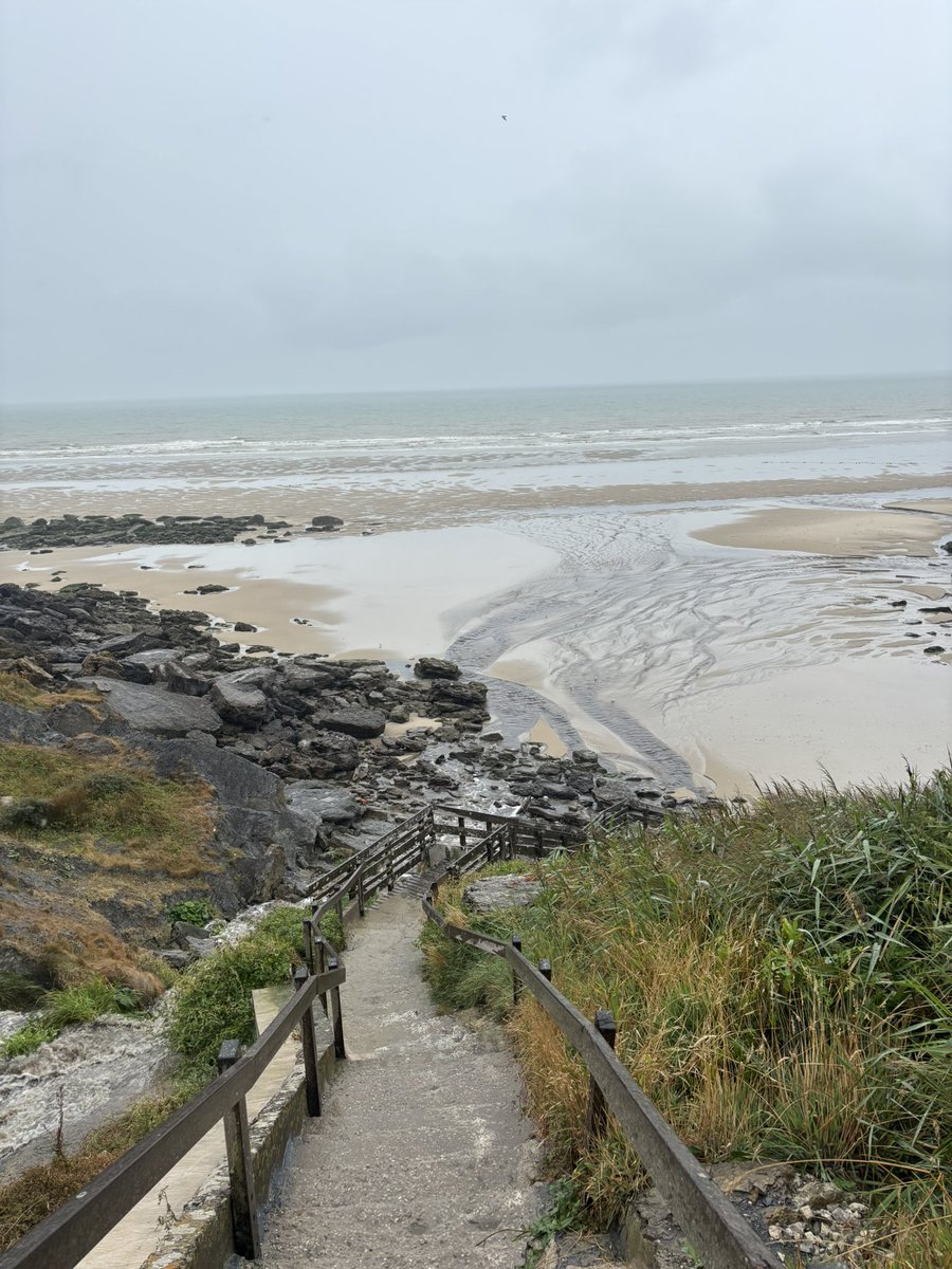 usrr_a's tweet photo. s’embrasser sous la pluie en bord de mer : ✅ https://t.co/Wts8zSUyEe