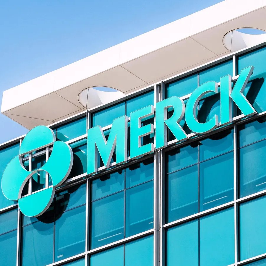 wallstengine's tweet photo. MODERNA, MERCK MRNA CANCER VACCINE SUCCEEDS IN PHASE 3

$MRNA and $MRK say their personalized mRNA cancer vaccine, intismeran, combined with Keytruda slowed melanoma recurrence and spread in a late-stage trial.

The study was stopped at its first interim analysis after positive results, though detailed efficacy data have not yet been released.

If the benefit holds up, this would mark the first randomized Phase 3 validation of a personalized neoantigen cancer vaccine and could significantly broaden the use of mRNA technology beyond traditional vaccines.