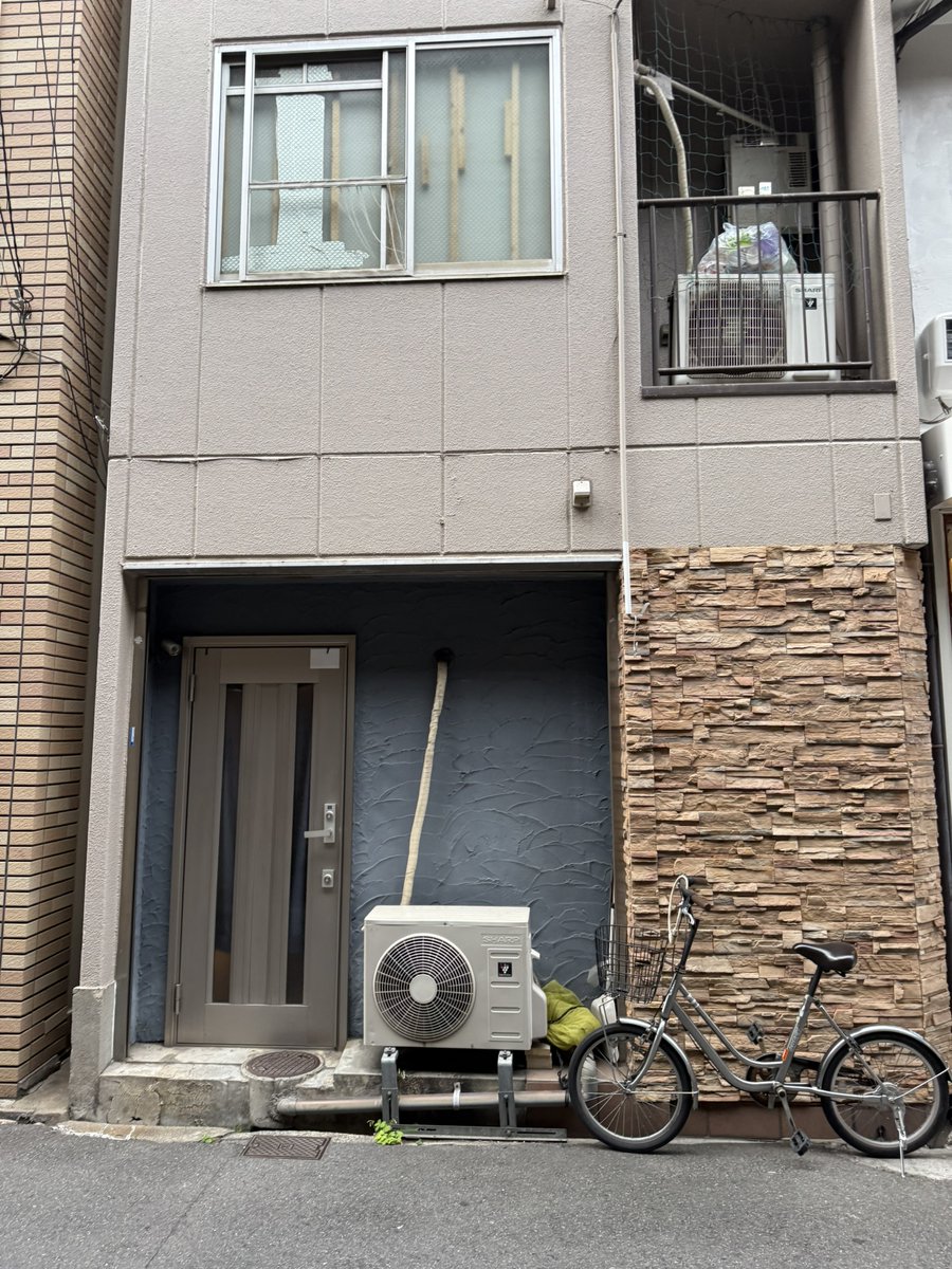 ginga17055's tweet photo. 関西最高峰の客層な常設の暗闇「アジト」
その内部をイラストで再現‼️

🎨1枚目: 受付・マジックミラー（1階）
🎨2枚目: 更衣室・ロッカー（1階）
🎨3枚目: 個室内部（2-4階）
📷4枚目: 外観写真（日中撮影）

👇ルポ本文（5500字）は引用欄のリンクから👇 https://t.co/wfalh3NPxU