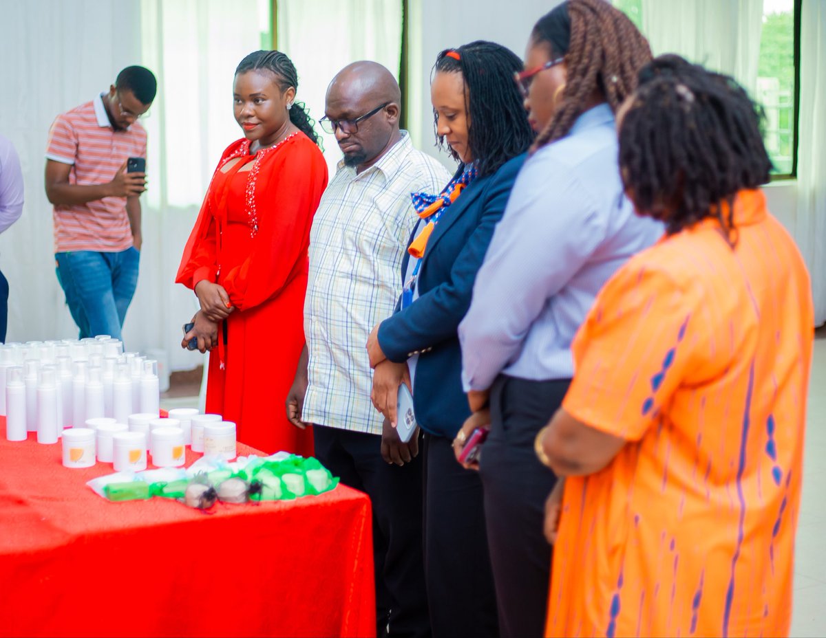 herinitiative's tweet photo. Vijana wanawake 50 wamehitimu Panda Academy 2026 wakijua kutengeneza bidhaa za urembo. Tatizo halikuwa kutengeneza, bali kuiweka bei, kujenga chapa, au kuipeleka sokoni. Hapo ndipo mafunzo mengi huishia. https://t.co/JKSuK6TSeU