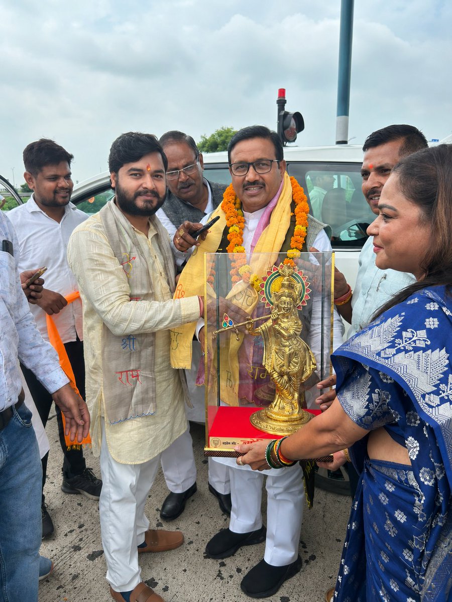 MayankBhattBJP's tweet photo. आज भाजपा उत्तर प्रदेश के माननीय प्रदेश महामंत्री एवं कानपुर-बुं��ेलखंड क्षेत्र के क्षेत्रीय प्रभारी आदरणीय श्री @SLodhi37677 जी के प्रथम कानपुर महानगर आगमन पर आत्मीय स्वागत एवं अभिनंदन किया https://t.co/3BHY3pcoGi