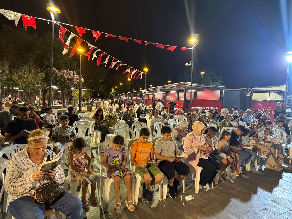 gulsengazel's tweet photo. Gaziantep’te ilk kez düzenlenen Edebiyat Festivalimiz güzel bir kapanışla sona erdi. Gaziantep Büyükşehir Belediyesi Kültür A.Ş. ve Anadolu Yazarlar Derneğimizin işbirliği ile düzenlenen etkinlik yerelde ve ulusalda geniş yankı uyandırdı. Amacımız yemekleriyle bilinen güzel şehrimizin edebiyatla da anılmasını sağlamak, şiiri, güzel sözü gündem konusu yapmaktı ve bunu başardık. 5 gün boyunca festival alanında şiirler, güzel sözler, türküler yankılandı. Festivalimizin en güzel yönü 100’den fazla yerel yazarın bir araya gelmesiydi. Osmaniye, Hatay, Kahramanmaraş, Adana, Malatya gibi çevre illerimizden de dernekler ve yerel yazarlar festivalimize katılım sağladılar. Bu yönüyle şehrimizi bir edebiyat merkezi yapma hedefimizin ilk adımları atılmış oldu. Festivalin son gününde çok sayıda aile çocuklarıyla birlikte masal dinletimize kulak vermek için alandaydı. Bütün bu etkinliklerin duyurusu sadece sosyal medya üzerinden yapıldı. Gören, duyan gelmişti. En güzel etkinliğimiz ise festival süresince 2 kez “Kitabını Al Gel” sloganıyla yine sosyal medyadan yaptığımız duyuruya icabet eden vatandaşlarımızla yaptığımız toplu kitap okuma etkinliğiydi. Çok keyif aldık, çok güzel okurlarla tanıştık, şehrimizin okuma potansiyelini görmüş olduk. 
İşin en güzel tarafı ise festival bittikten sonra yaptığımız işin viral olması. Günlerdir yerel ve ulusal basında, sosyal medyada, kişisel bloklarda çokça yazılmaya, çizilmeye, yaptığımız iş övülmeye devam ediyor. Gerçekten çok mutlu ve umutluyum. 
Kötülükleri konuşarak daha fazla yaymak yerine iyi şeyleri viral yapmaya çalışan güzel insanlar iyi ki varlar, onlar tabii ki bu memleketin öz evlatları ve bu memleket onlarla daha güzel yerlere gelecek.
Velhasılı kelam; bu işte gönüllü çalışan Anadolu Yazarlar dernek yönetimime, iştirak eden tüm yerel ve ulusal yazarlarımıza, bize teknik destek sağlayan Gaziantep Büyükşehir Belediyesi Kültür A.Ş’ye ve emeği geçen tüm ekibimize kalbi teşekkürü borç bilirim. 
Bazıları konuşur, biz yaparız. Bu böyle de devam edecek. Bana “enerjini bu şehir için boşuna harcıyorsun” diyenlere tek bir sözüm var: “Size ne, şehir benim, enerji benim, nereye istersem oraya harcarım, bitti!”
#gaziantep #edebiyat