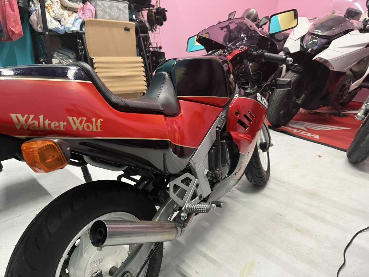 YuiMinase_Bike's tweet photo. 今までのバイクは時計あったけど
全く時間わからないと不便な事に気がついたの時計を搭載しました。
そういえば、昨日深夜繁華街すれ違っいカップルの女性に通り過ぎざまかわいい！（バイクが）
といわれ。よって上機嫌の彼氏が　おーいチビガンマーといいながら飛び出してきてびっくりした。
結論としてバイクで唯一スズキはモテる
