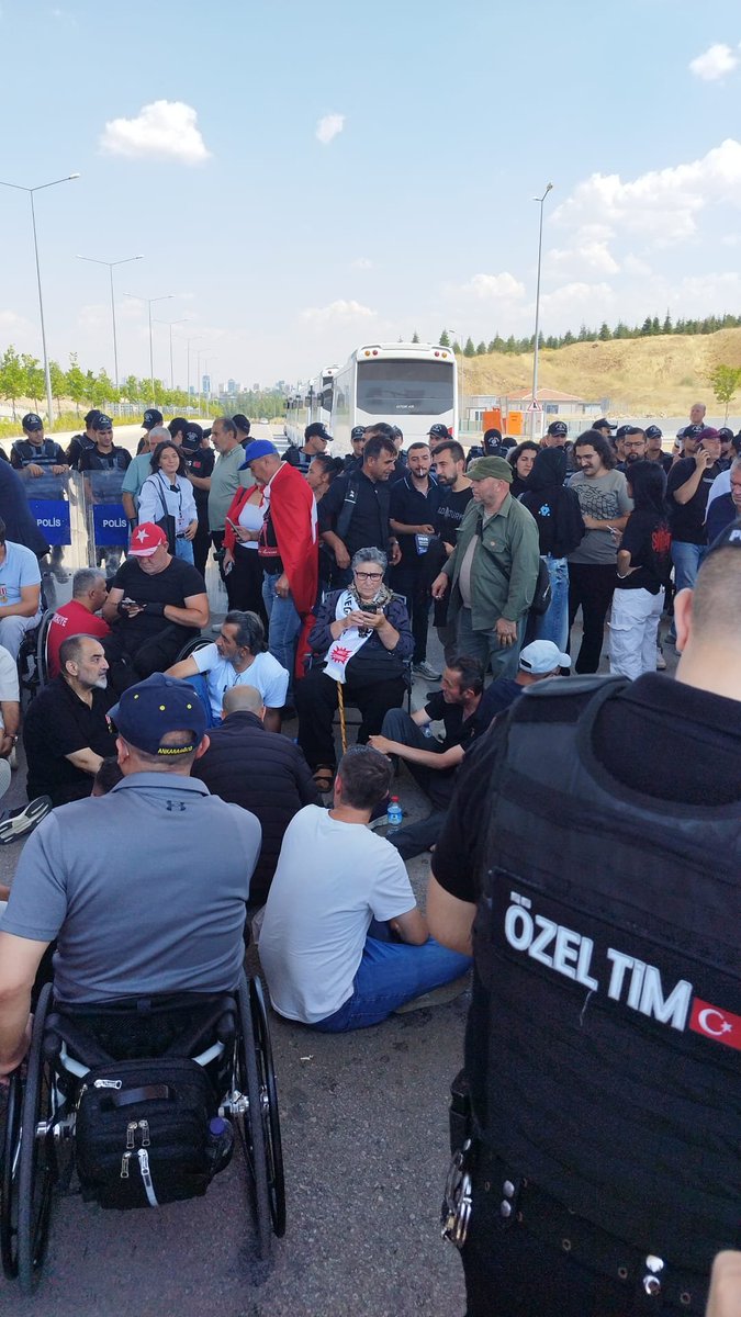 specialist1998's tweet photo. Gazilerin haklarını verin. 
Şu an bilmem nerede tatil yapan siyasetçiler: bu ülkede rahat siyaset yapabiliyorsanız, Bu Çocuklar sayesindedir.

 Pakize Ana Gazilerinin abluka altında olduğu yerde Oturmaya başladı. Gazilerin hakları verilene kadar onlarla olacak. 
#GazileriminYanındayım 
@idrisTugunmus12 @GaziErdem37 @ersehitgaziler